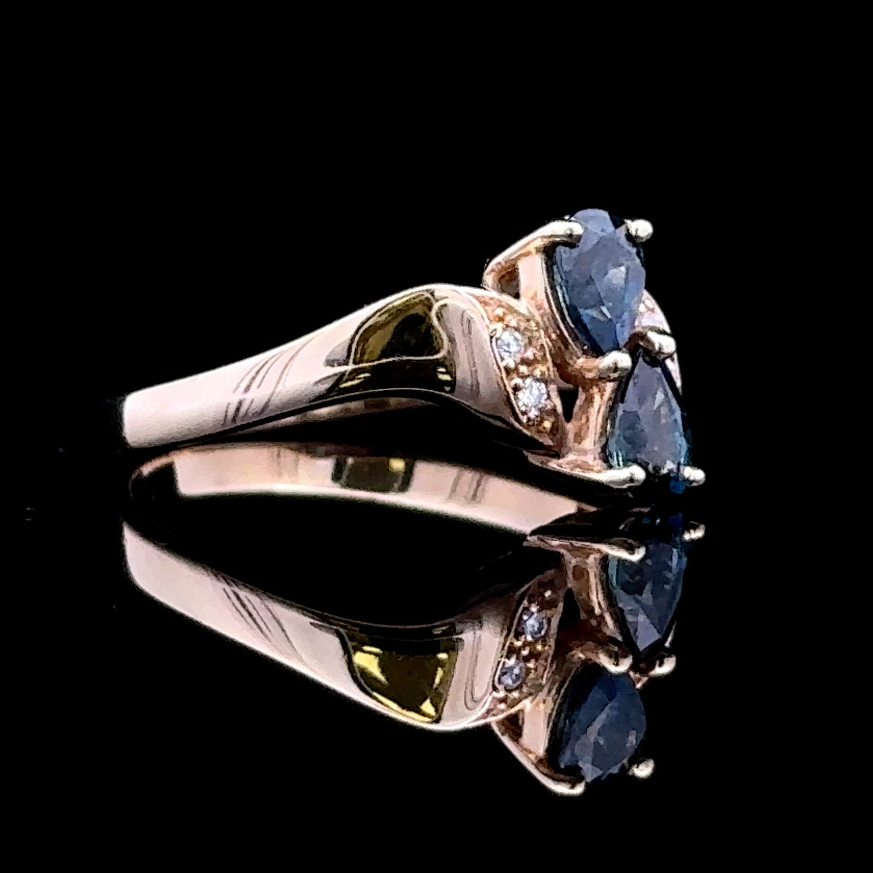 Yellow gold ring with two pear-shaped sapphires