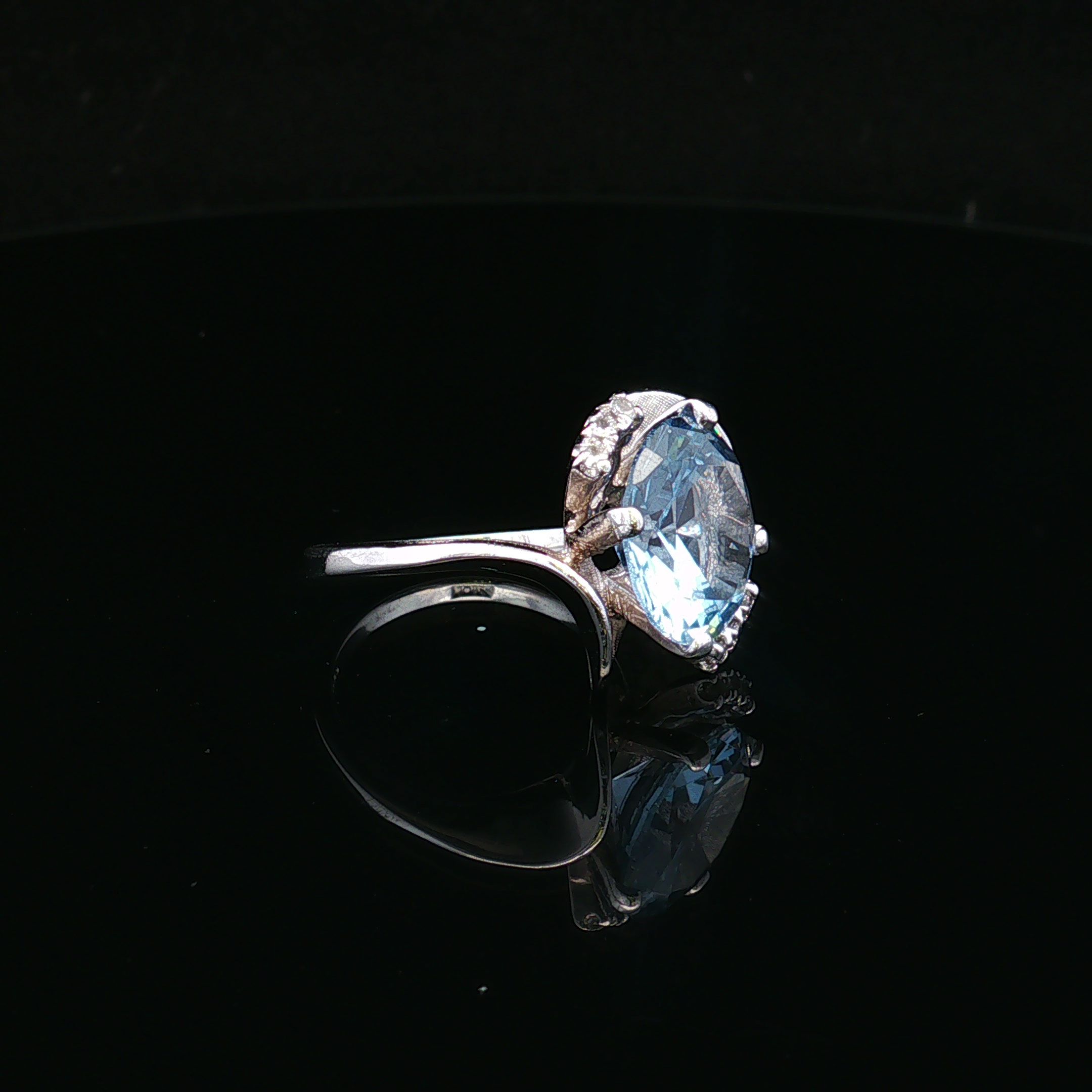 Novarose 10K White Gold Sky Blue Topaz Ring