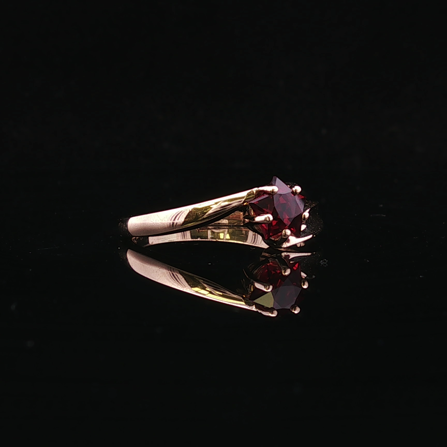 Imogen Star Shape Garnet Ring – 14K Gold