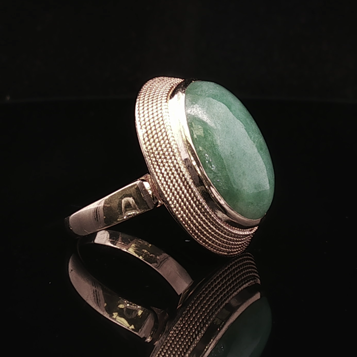 18K Yellow Gold Oval Jade Rope Bezel Ring