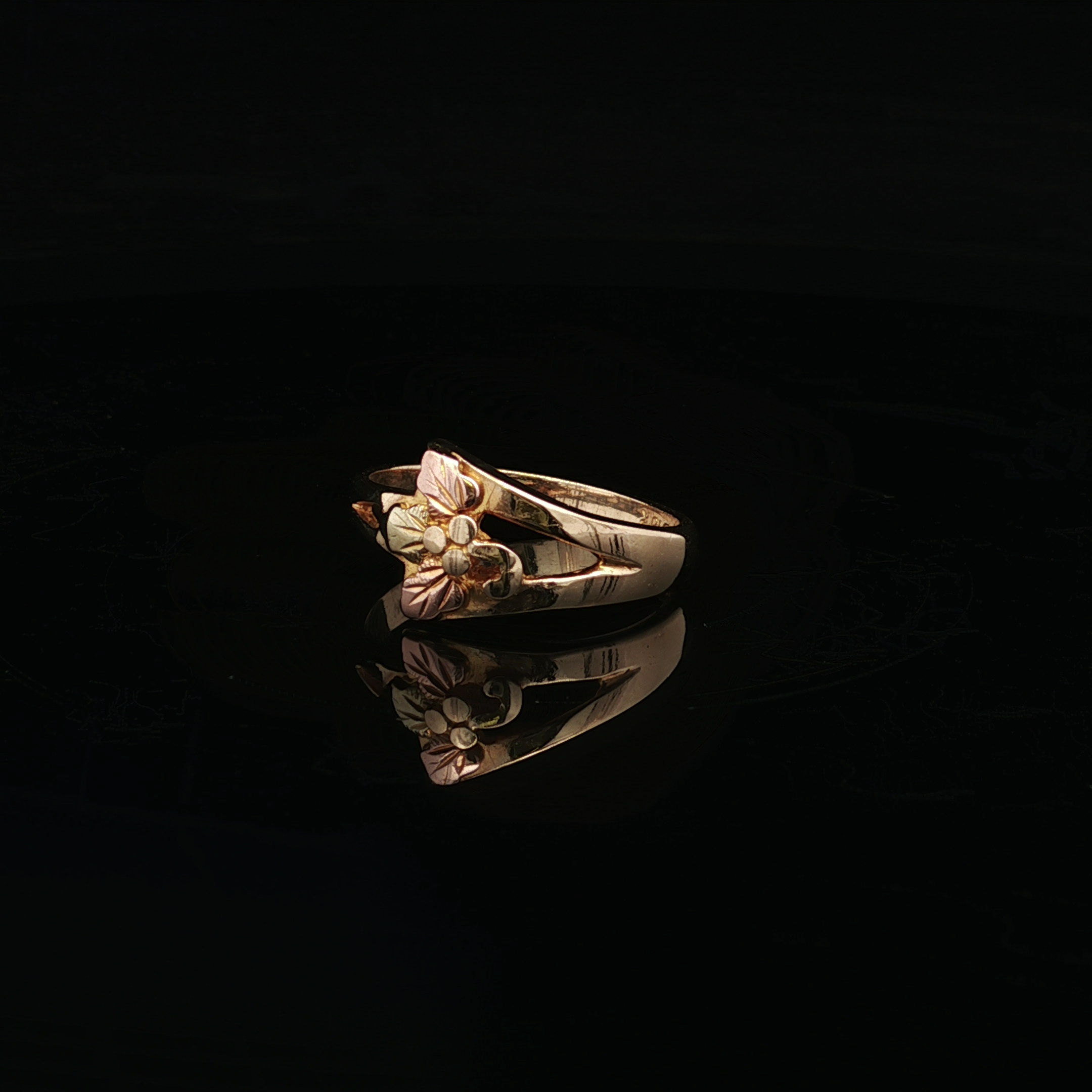 Amelia 10KY Tri Color Leaf Ring