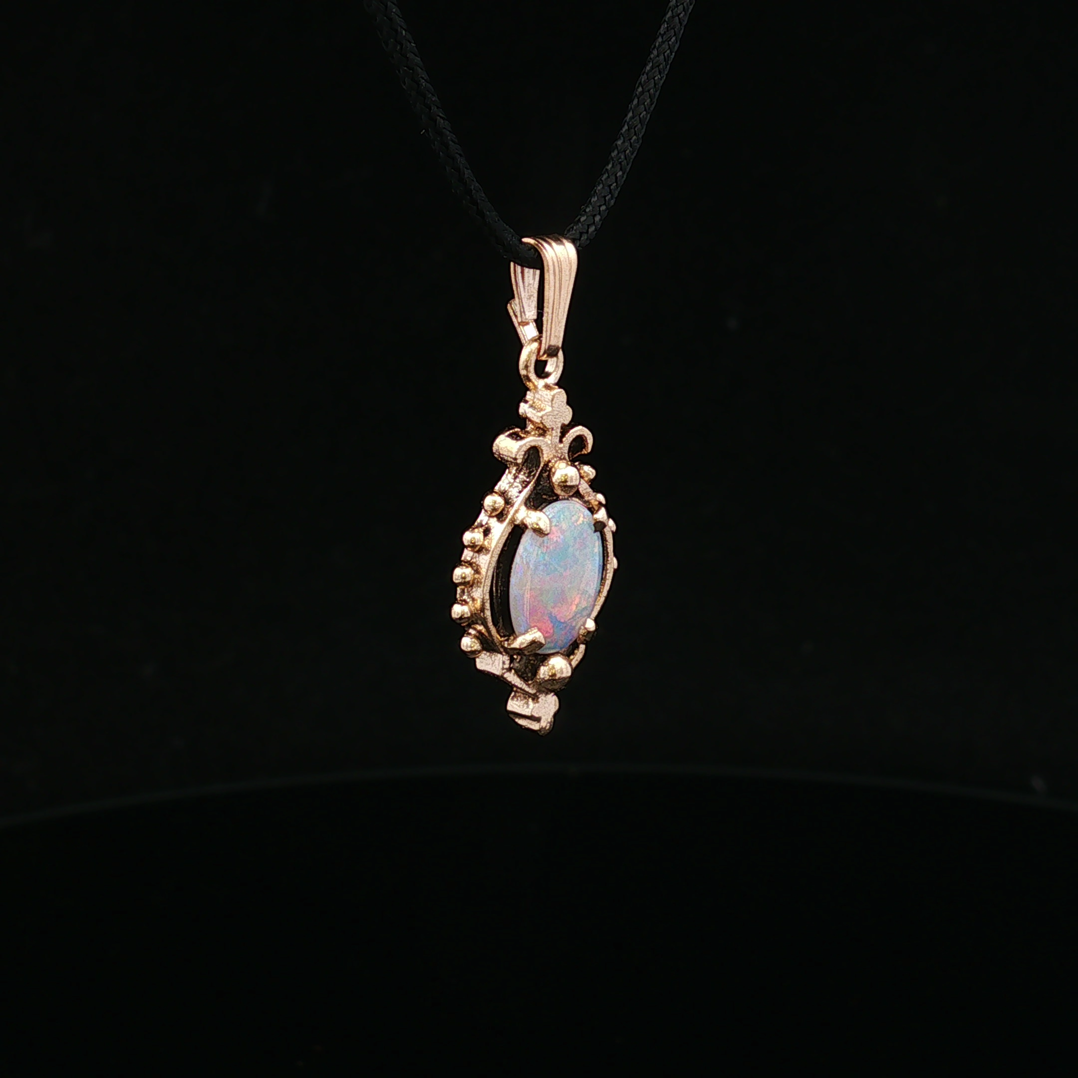 Dahliarose 14K Yellow Gold Oval Opal Pendant