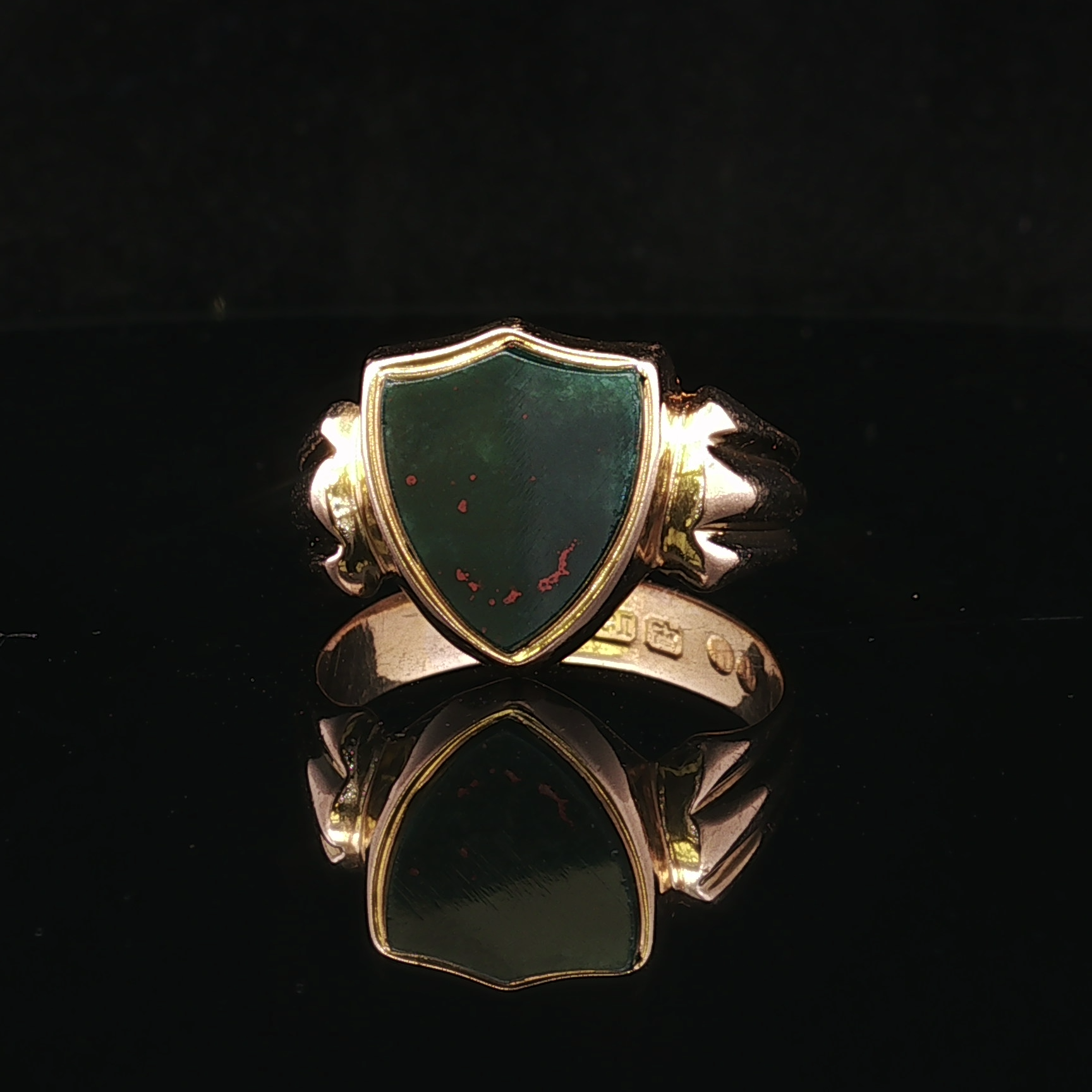 Valerio Bloodstone Bezel Ring – 18K Yellow Gold
