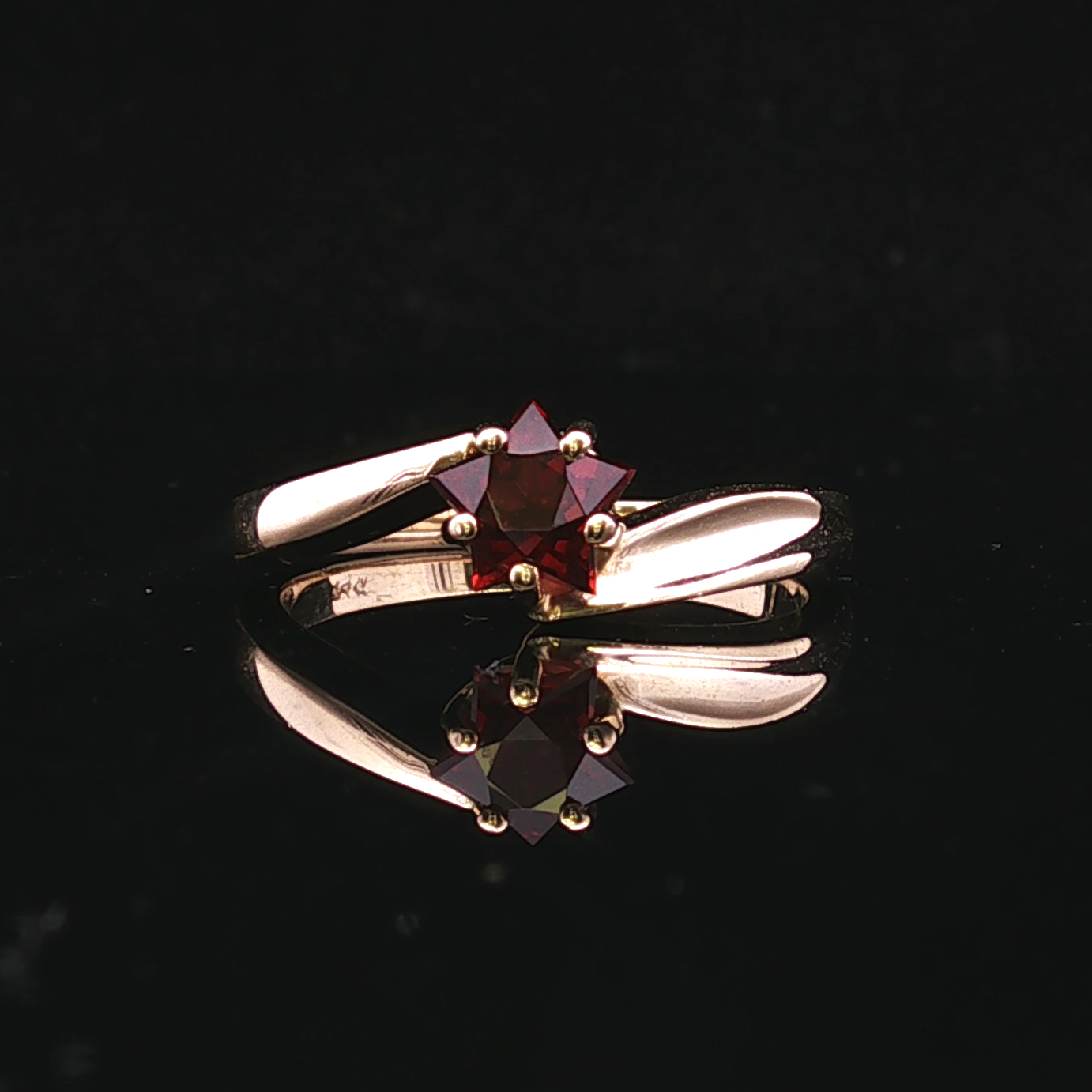 Imogen Star Shape Garnet Ring – 14K Gold
