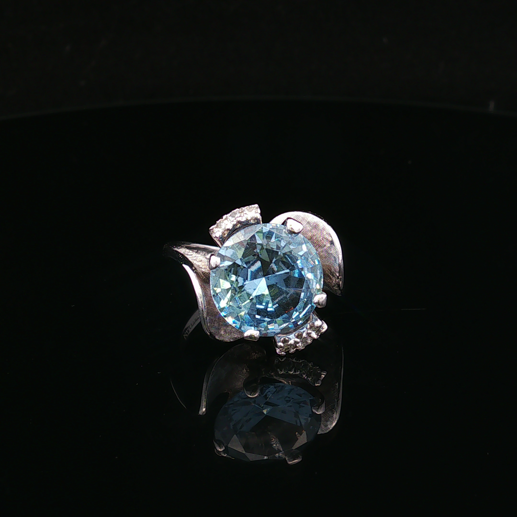 Novarose 10K White Gold Sky Blue Topaz Ring