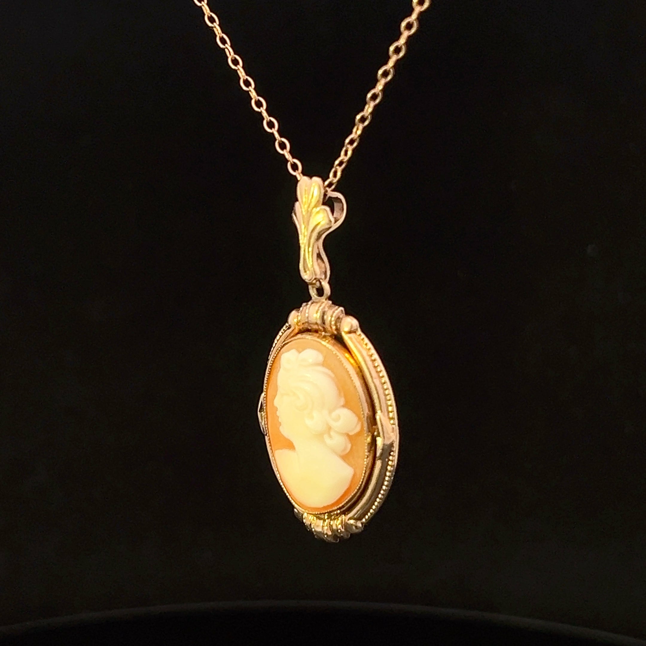 Hana 10KY Cameo Necklace