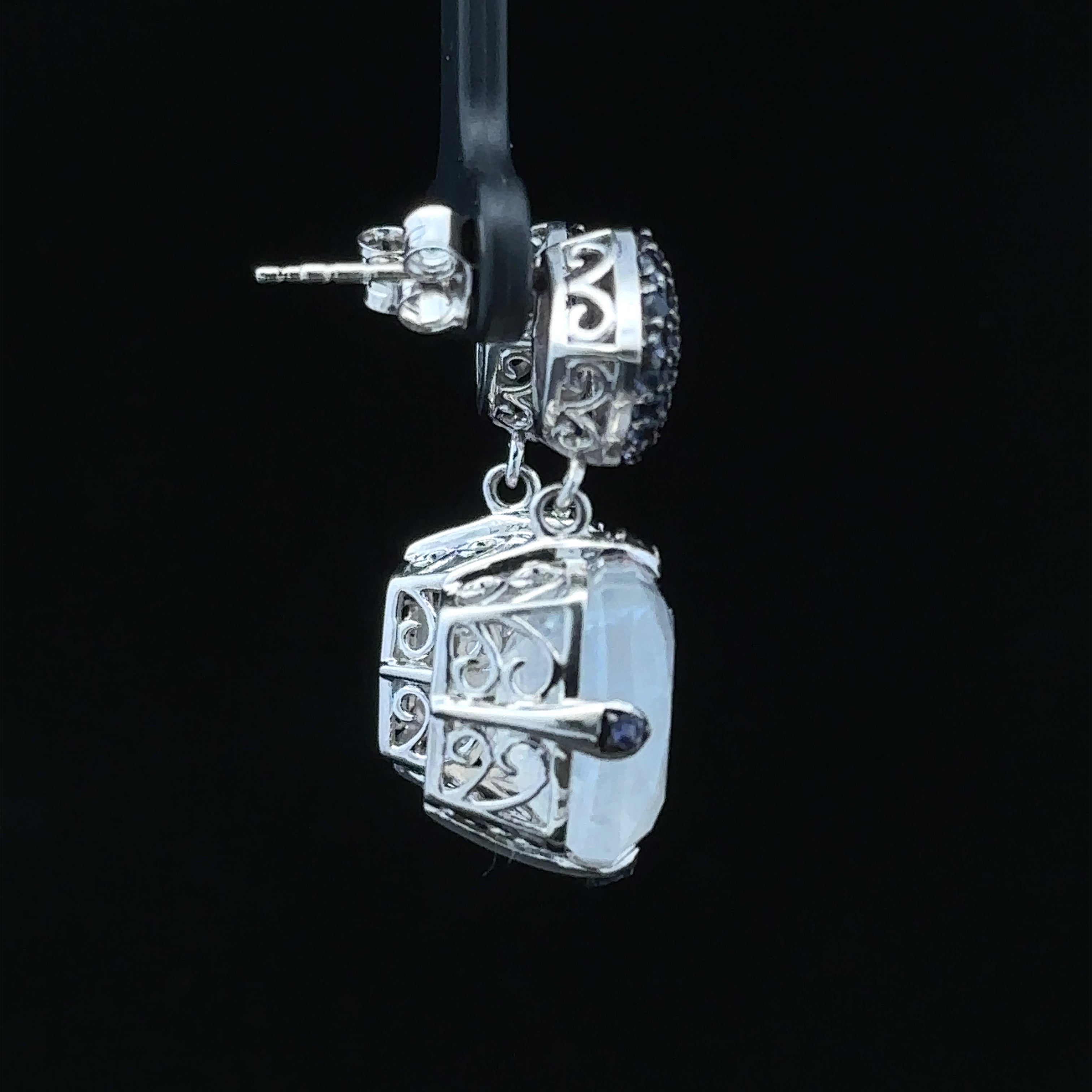 Jewel earrings with cushion-cut moonstones