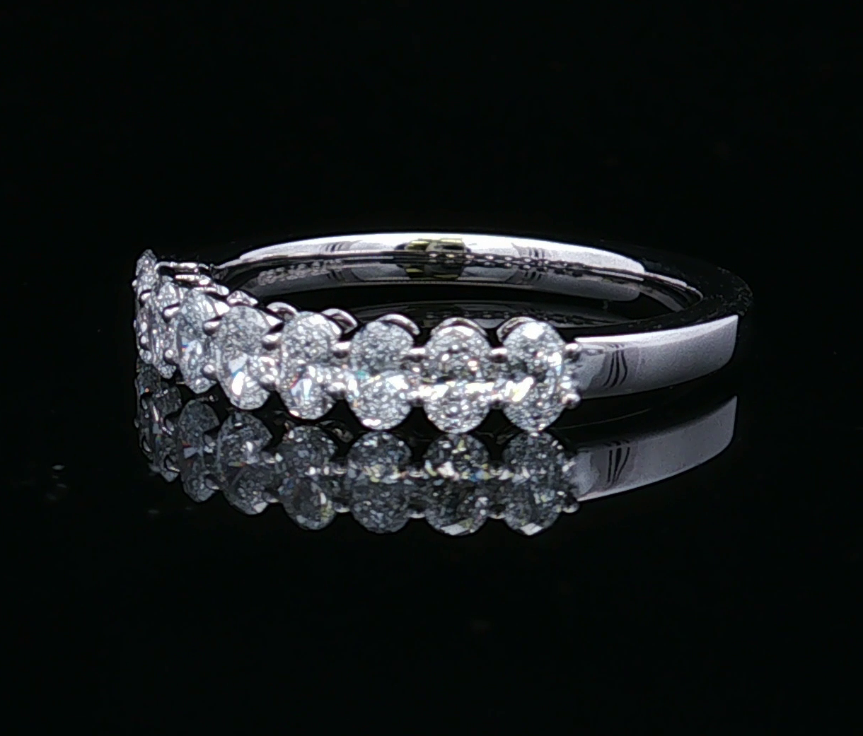 Veda 14KW Lab Grown Oval Diamond Band