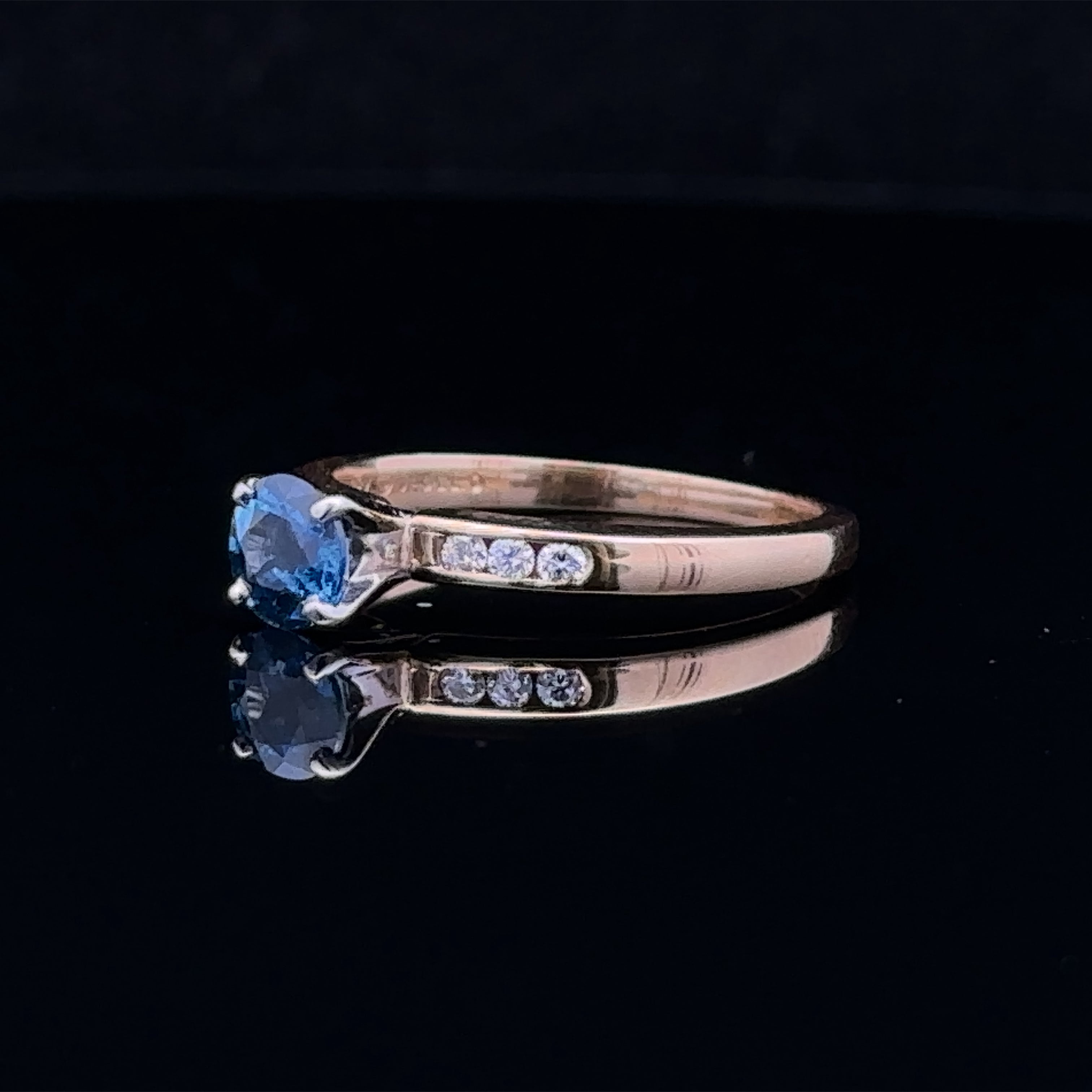 Cooper – Yellow 18K Antique Ring with 0.75Ct Violetish Blue Sapphire and Diamonds