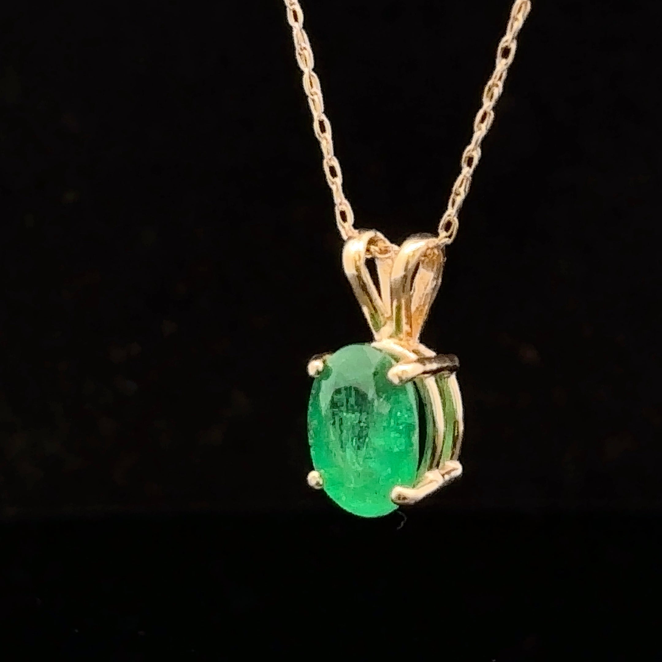 Samira pendant featuring green emerald