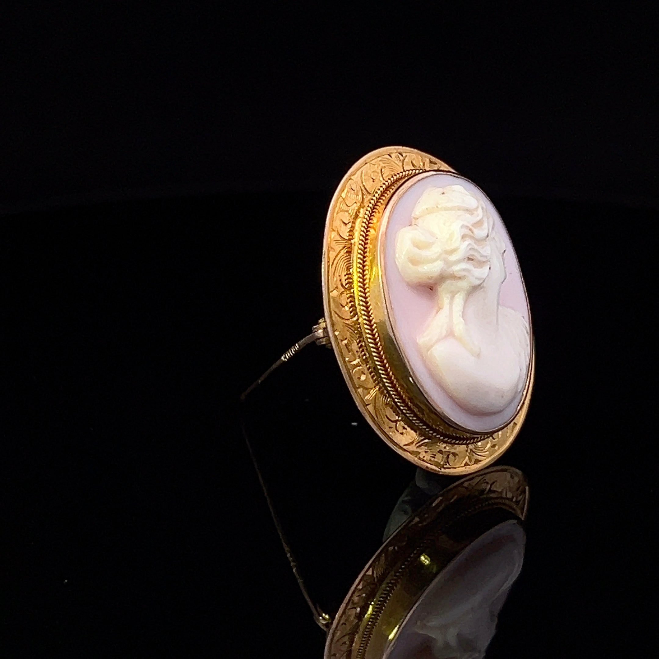 Taliyah 10KY 1920's Victorian Pink Conch Shell Cameo Brooch