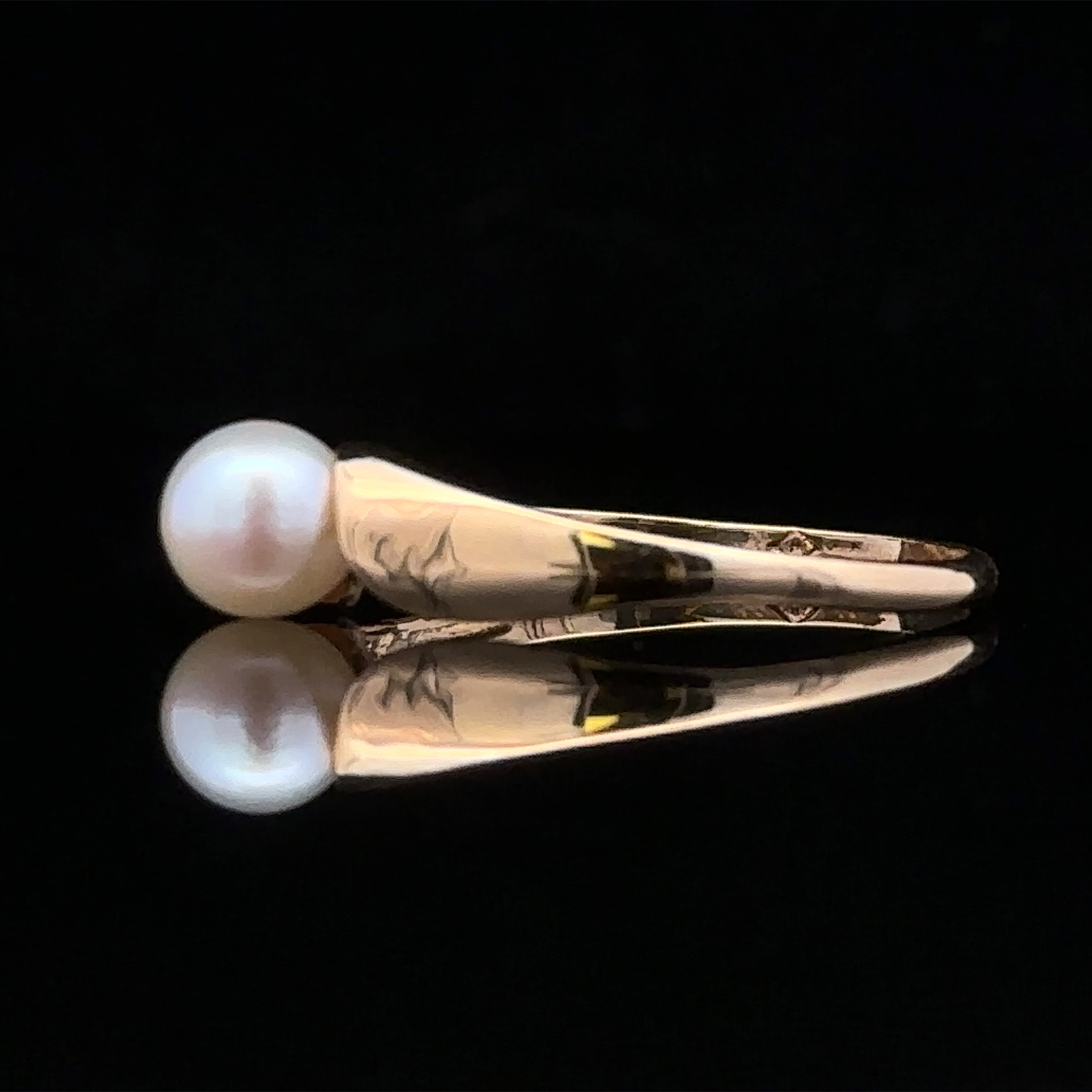 Noemi Contemporary Pearl Ring