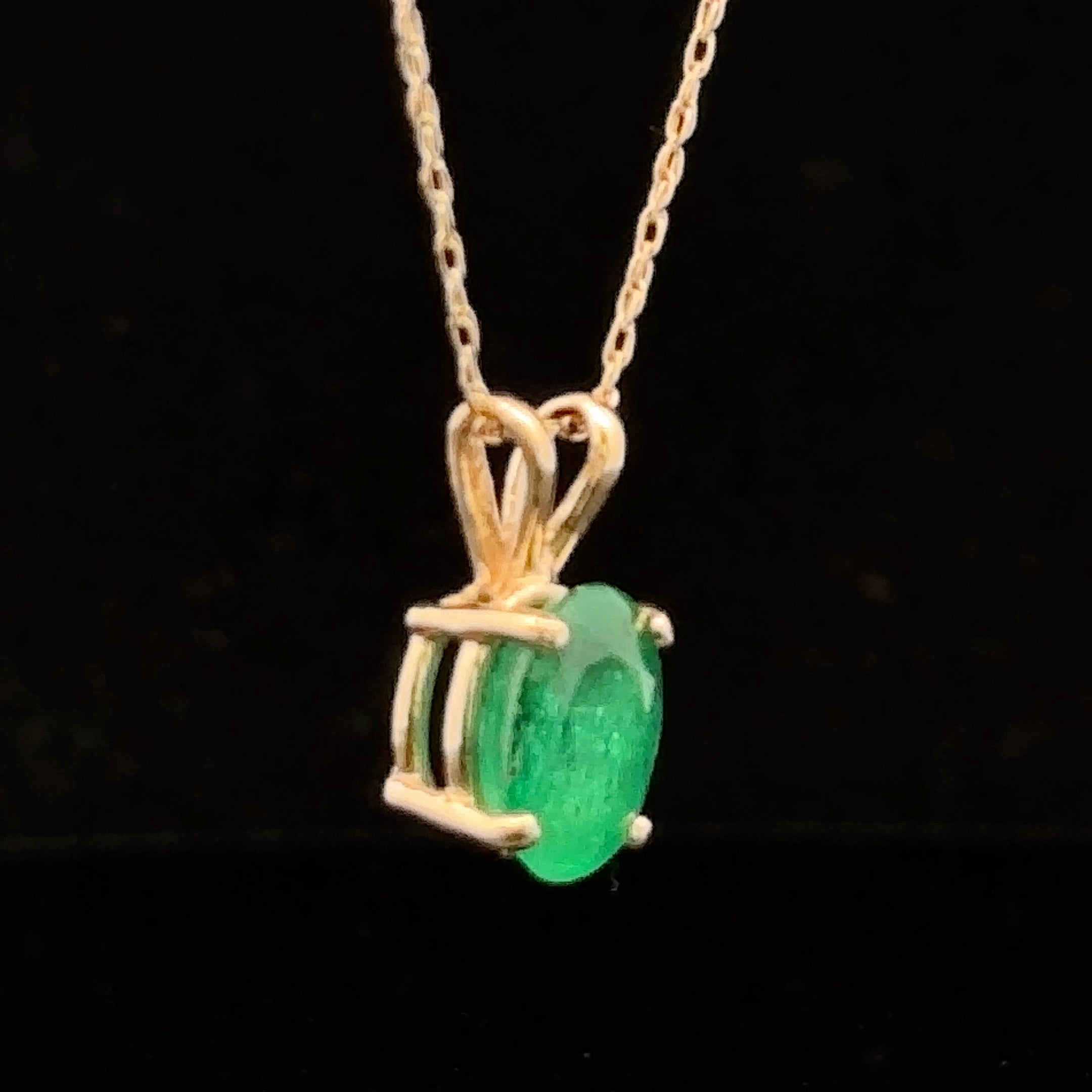 14K yellow gold pendant with 1.20ct oval emerald