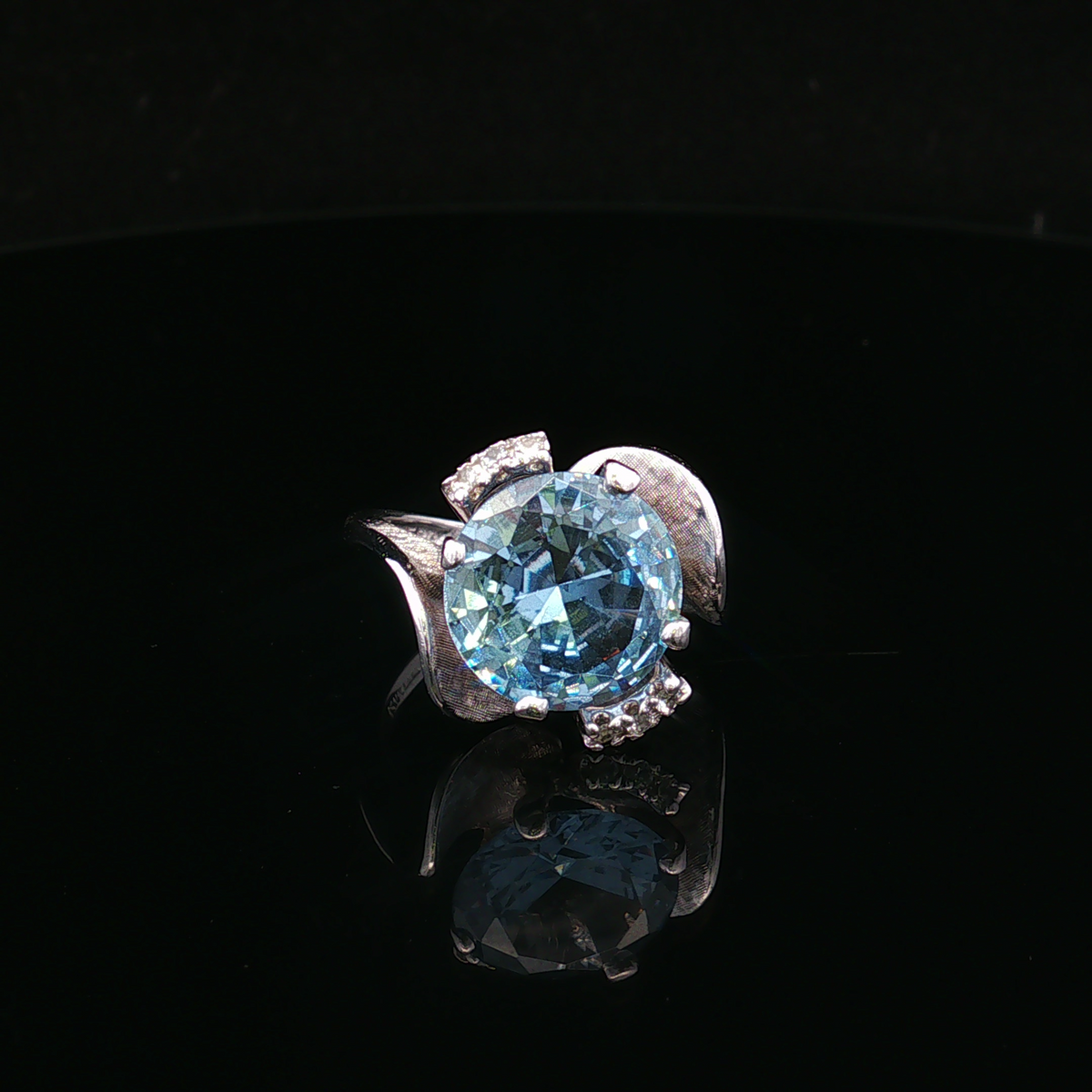 Novarose 10K White Gold Sky Blue Topaz Ring