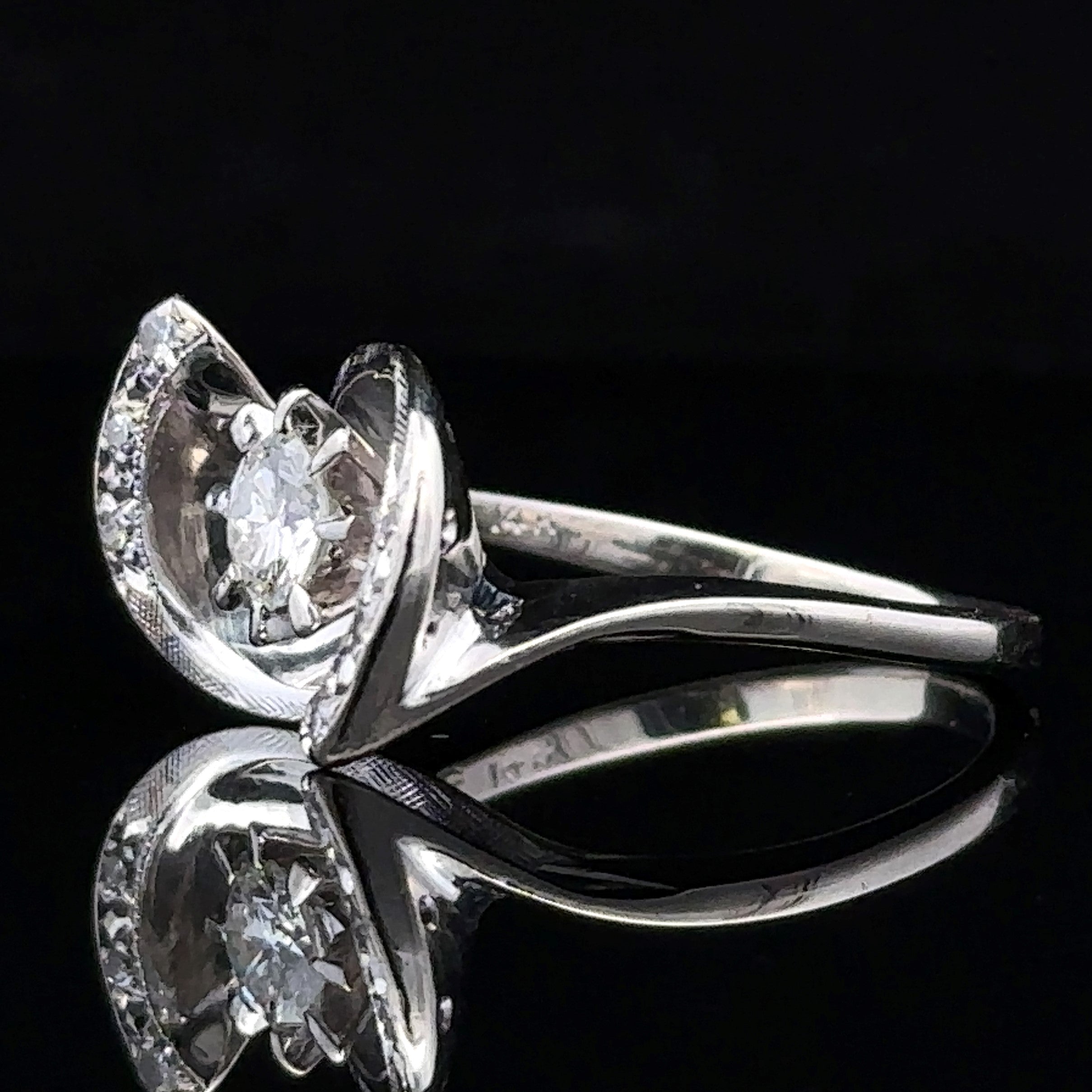 Fashion ring with 6 single-cut diamonds
