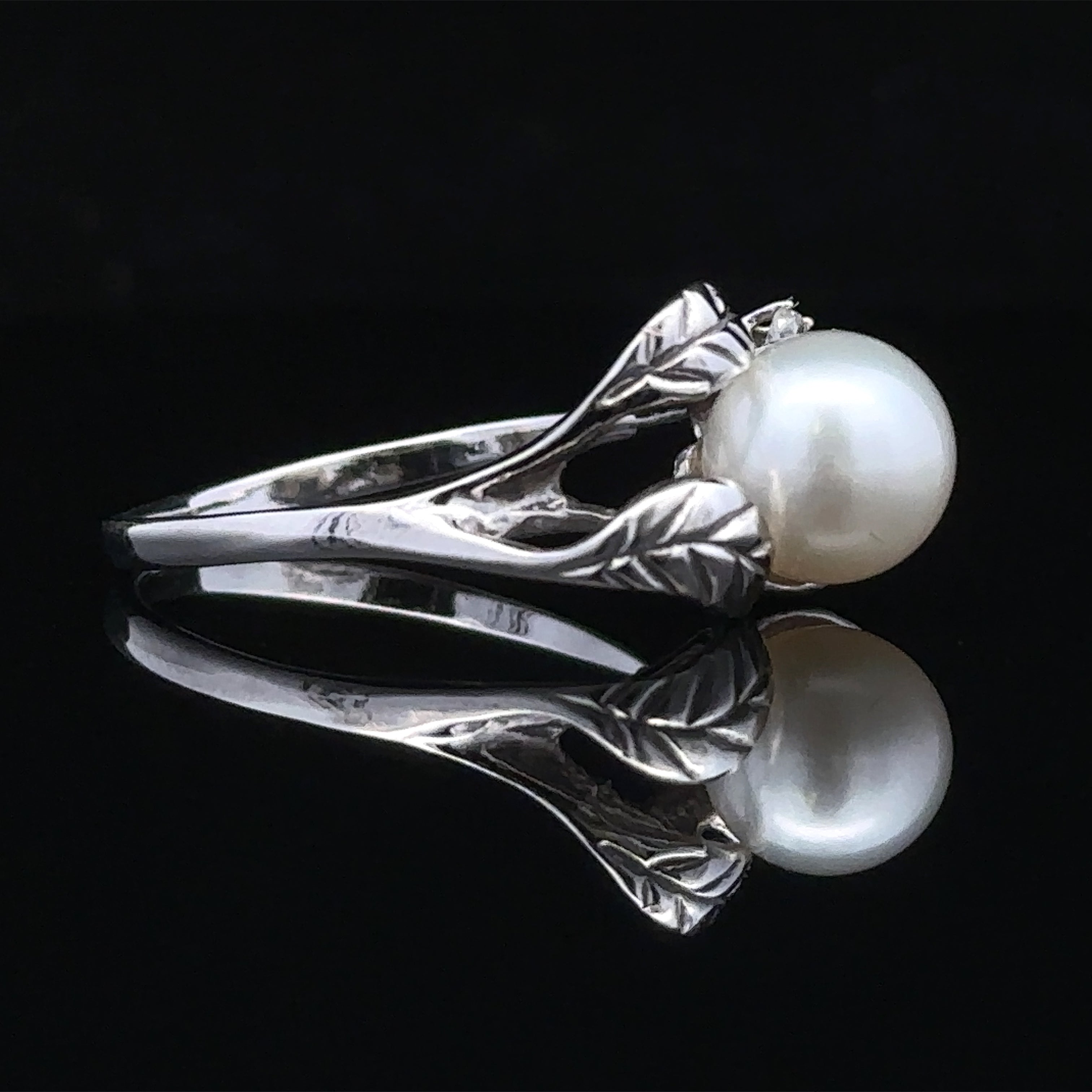 14K white gold ring with 8mm pearl and diamond
