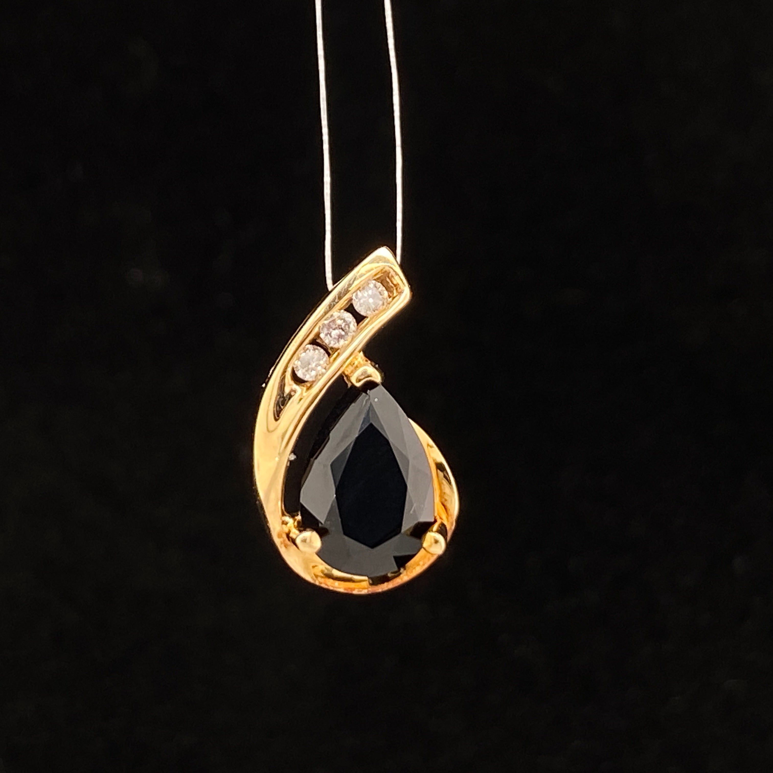 Yellow gold free form pendant with black onyx