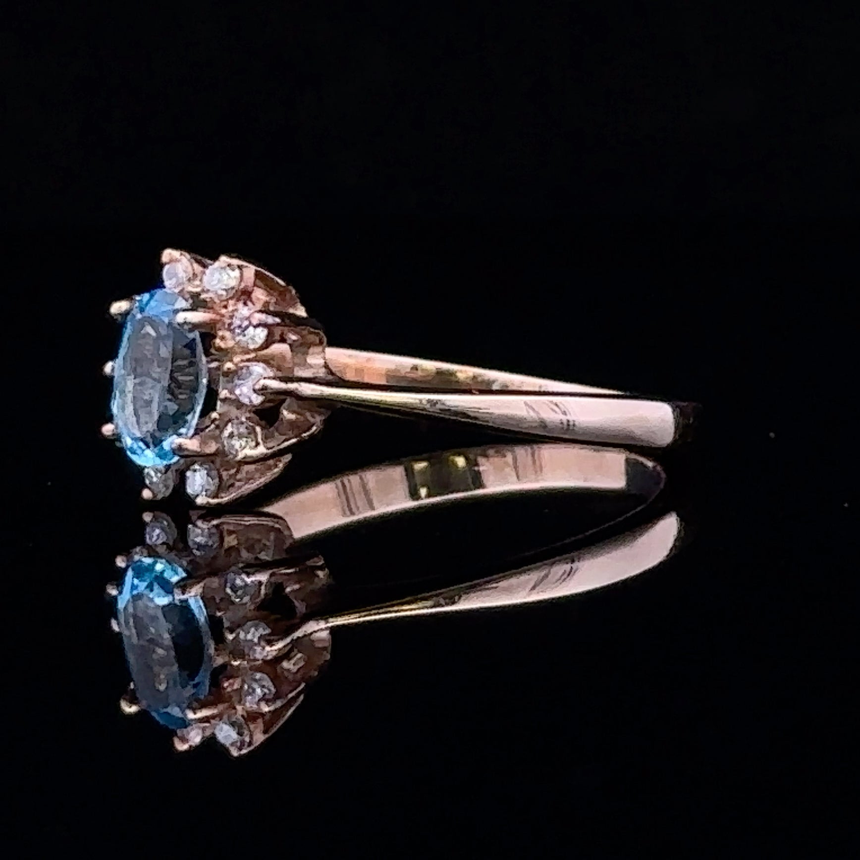 Blue topaz and diamond ring in yellow gold
