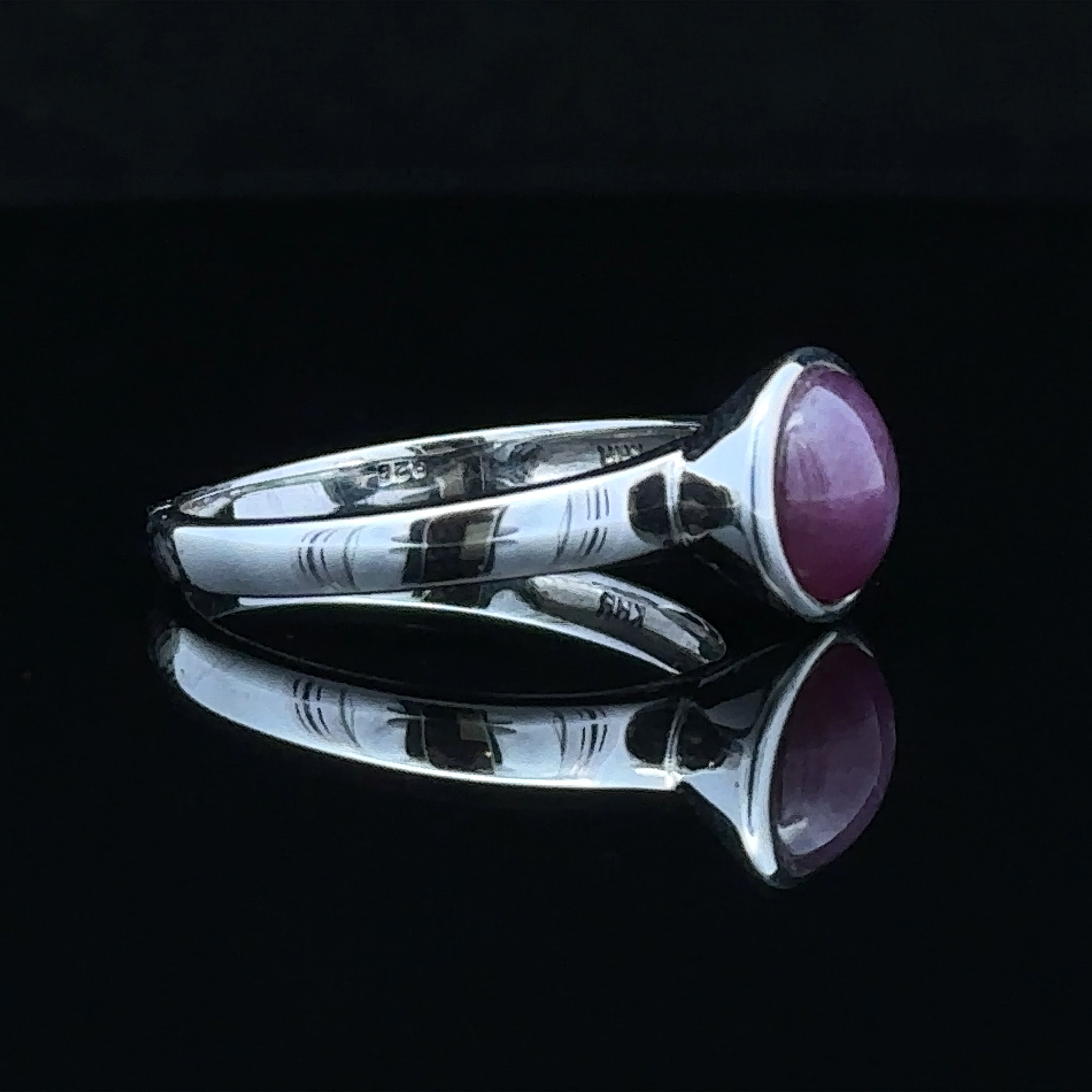 India White Silver Fashion Ring with Star Ruby