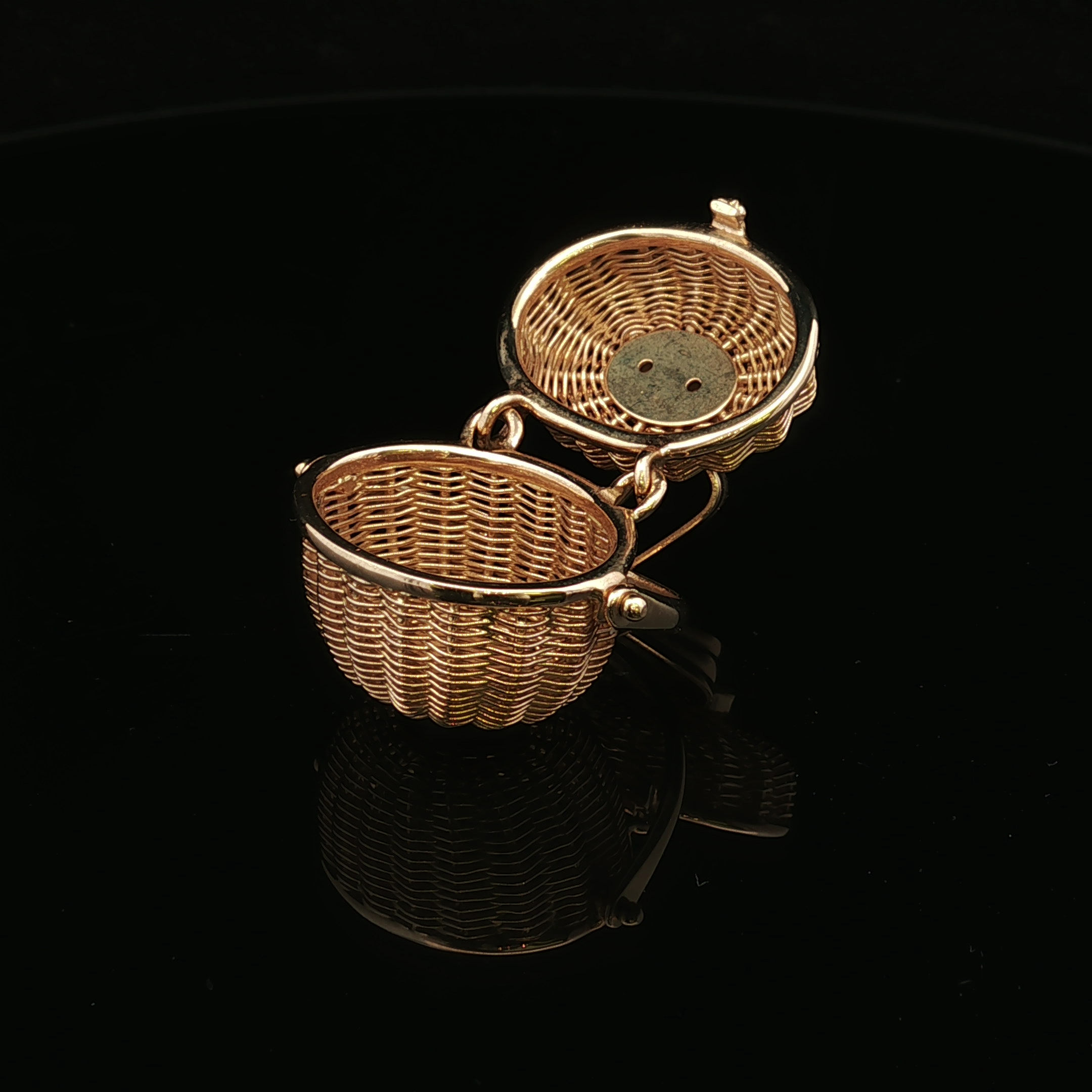 Kynlee 14K Yellow Gold Basket by American Scrimshaw Pendant