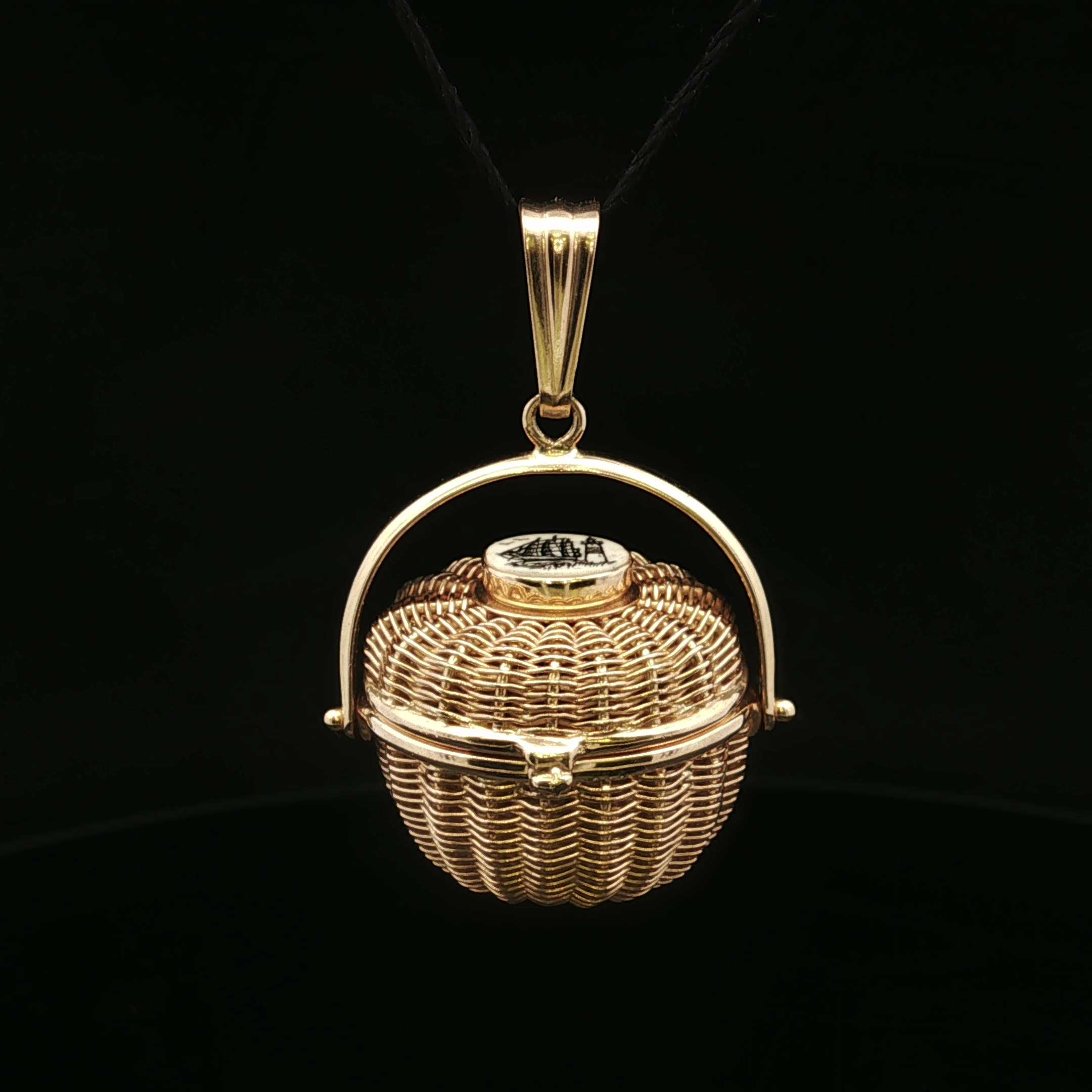 Kynlee 14K Yellow Gold Basket by American Scrimshaw Pendant