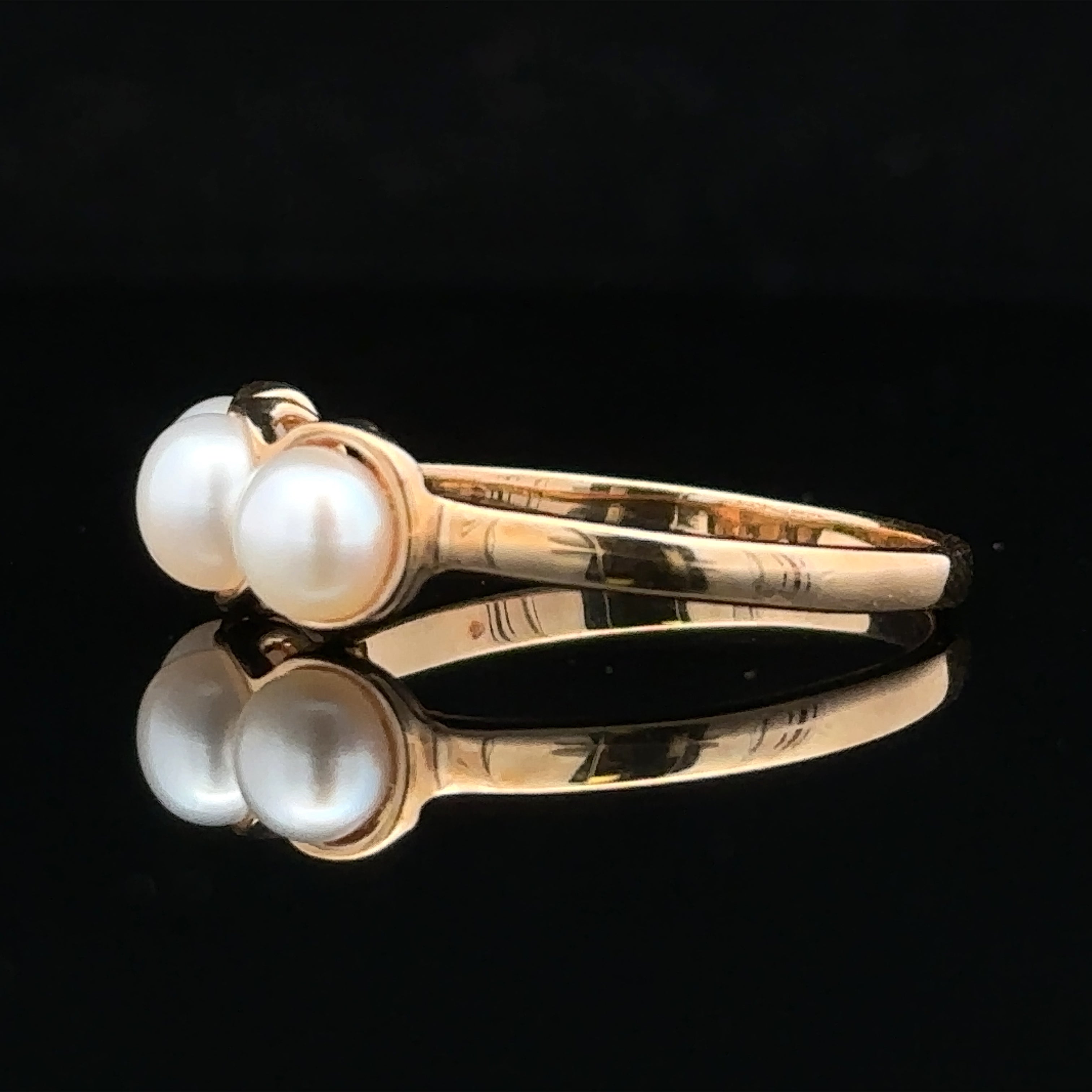 Classic 3-pearl ring in yellow gold
