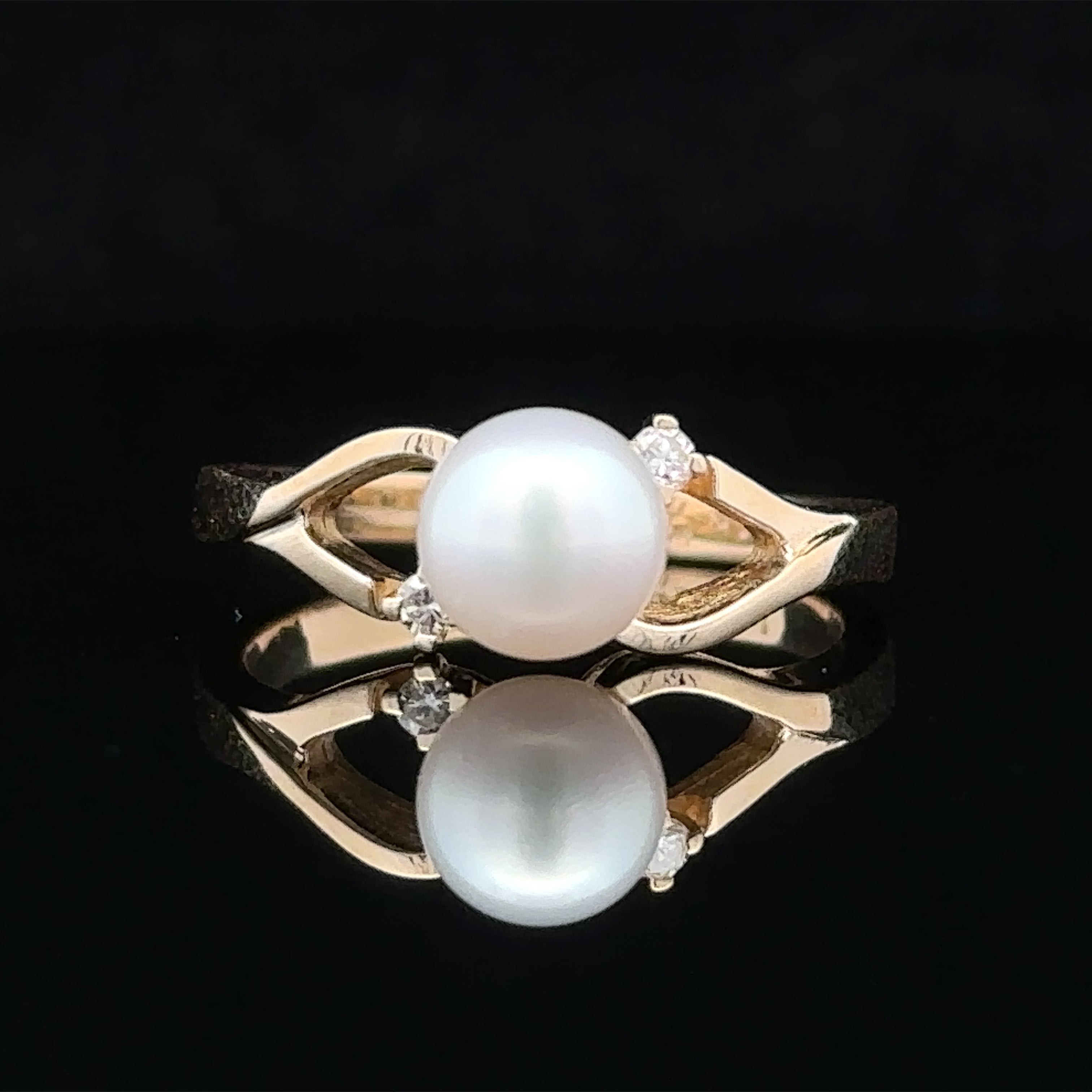 14K Yellow gold ring with Pearl and diamonds
