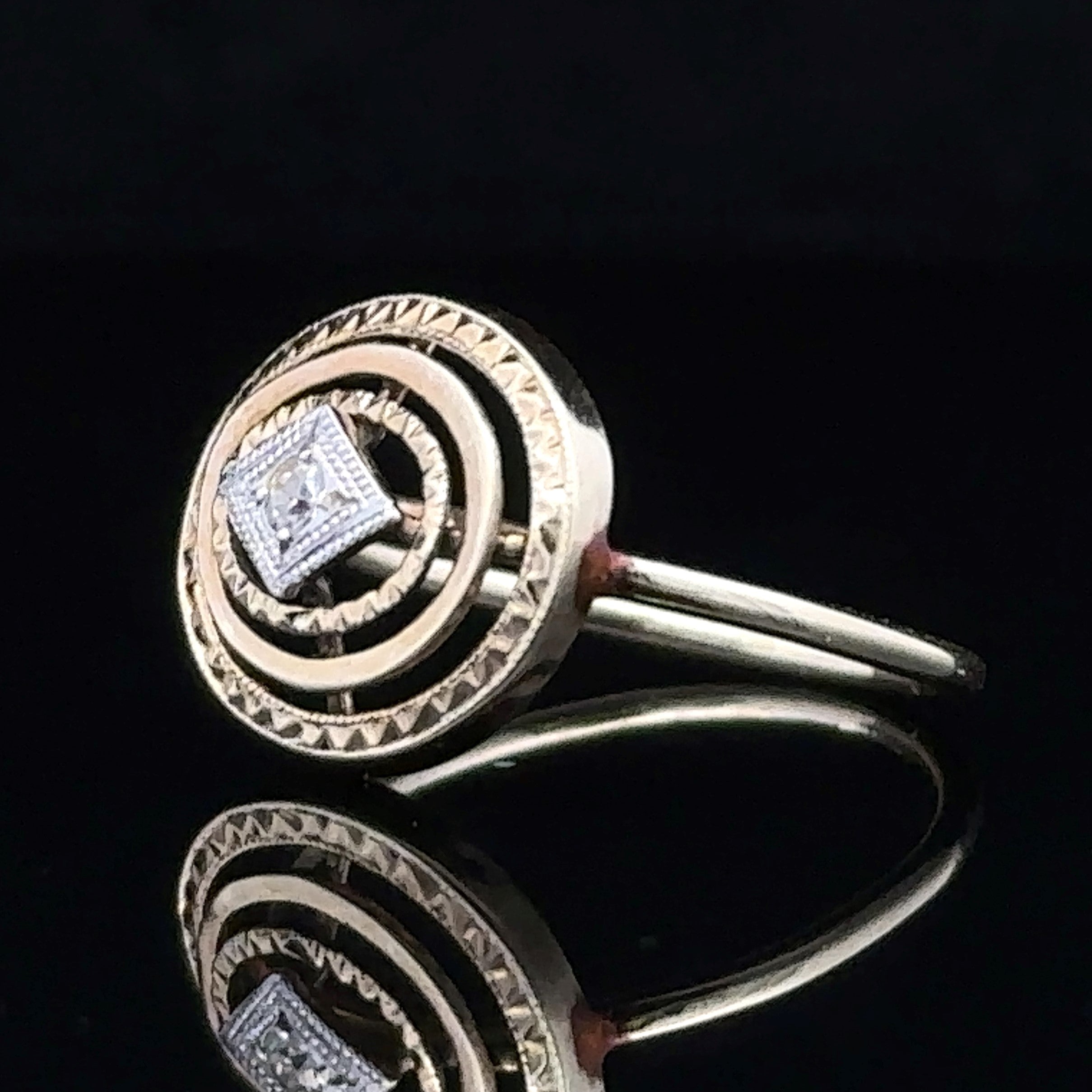 solitaire yellow gold ring with concentric ovals