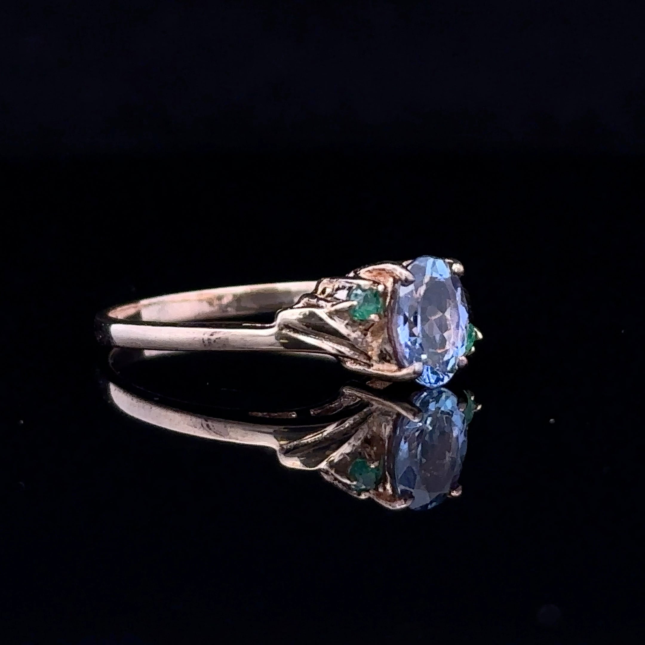 Three-stone ring with sapphire and emeralds
