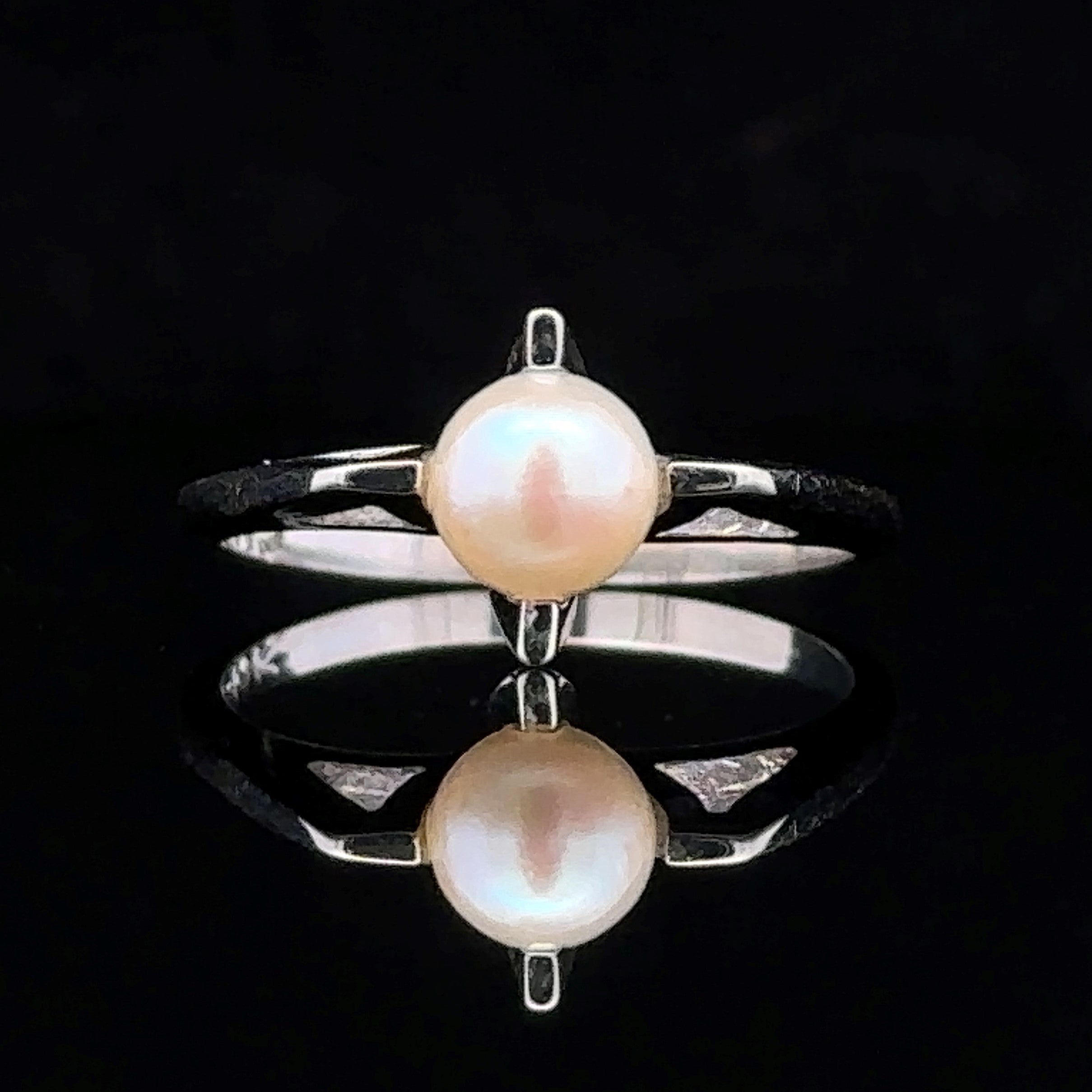 White gold ring with pearl solitaire