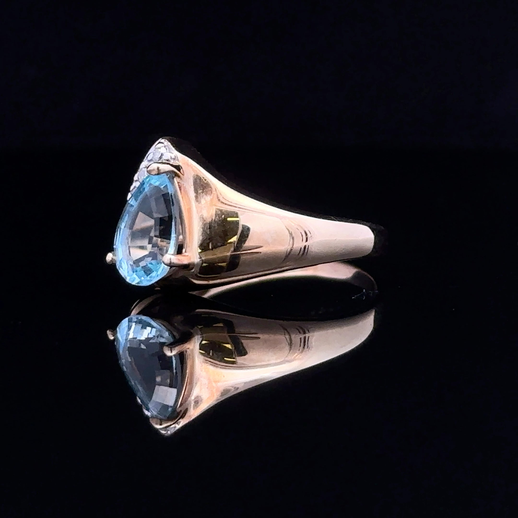 Pear blue topaz ring in yellow gold
