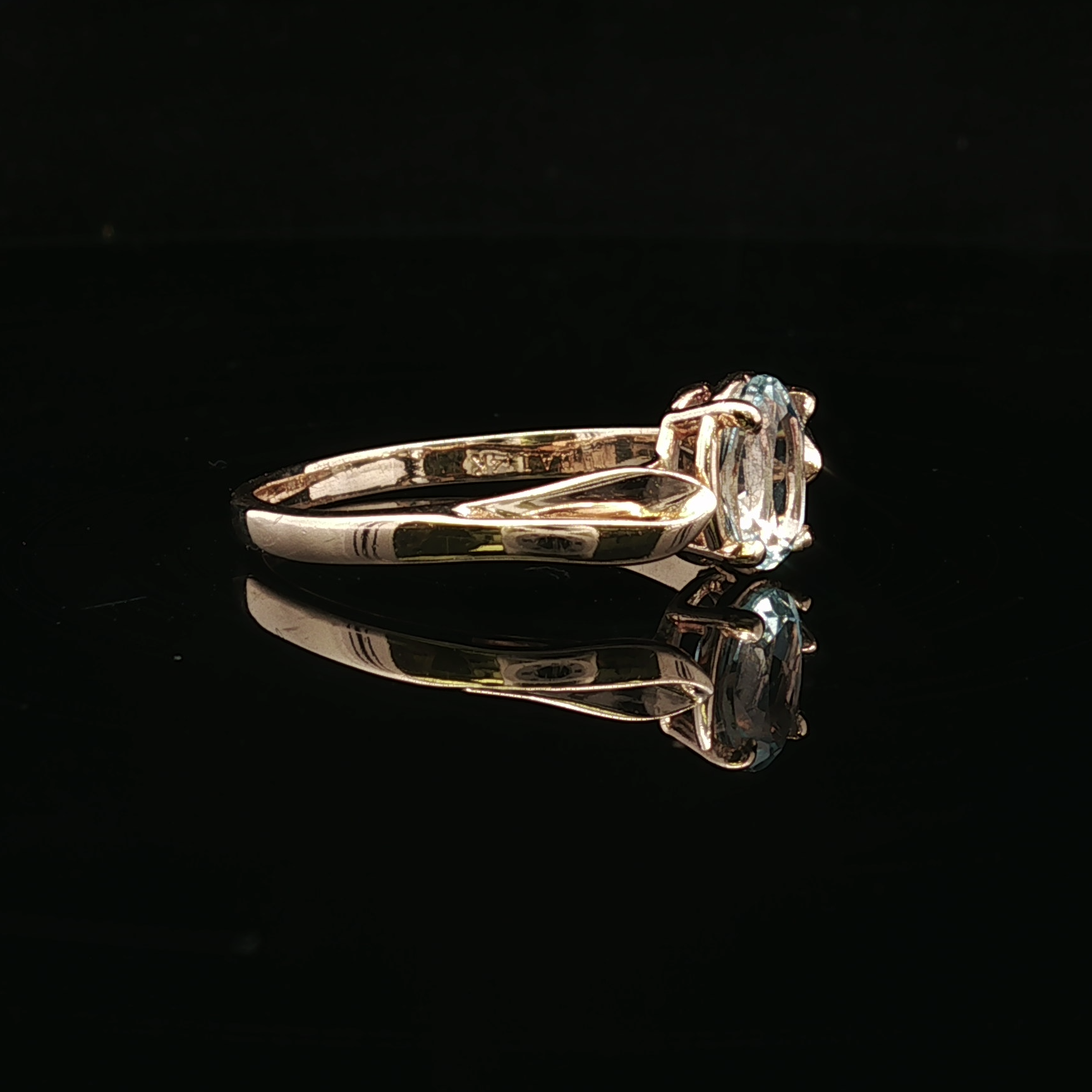 Bettina Blue Topaz Ring – 14K Yellow Gold