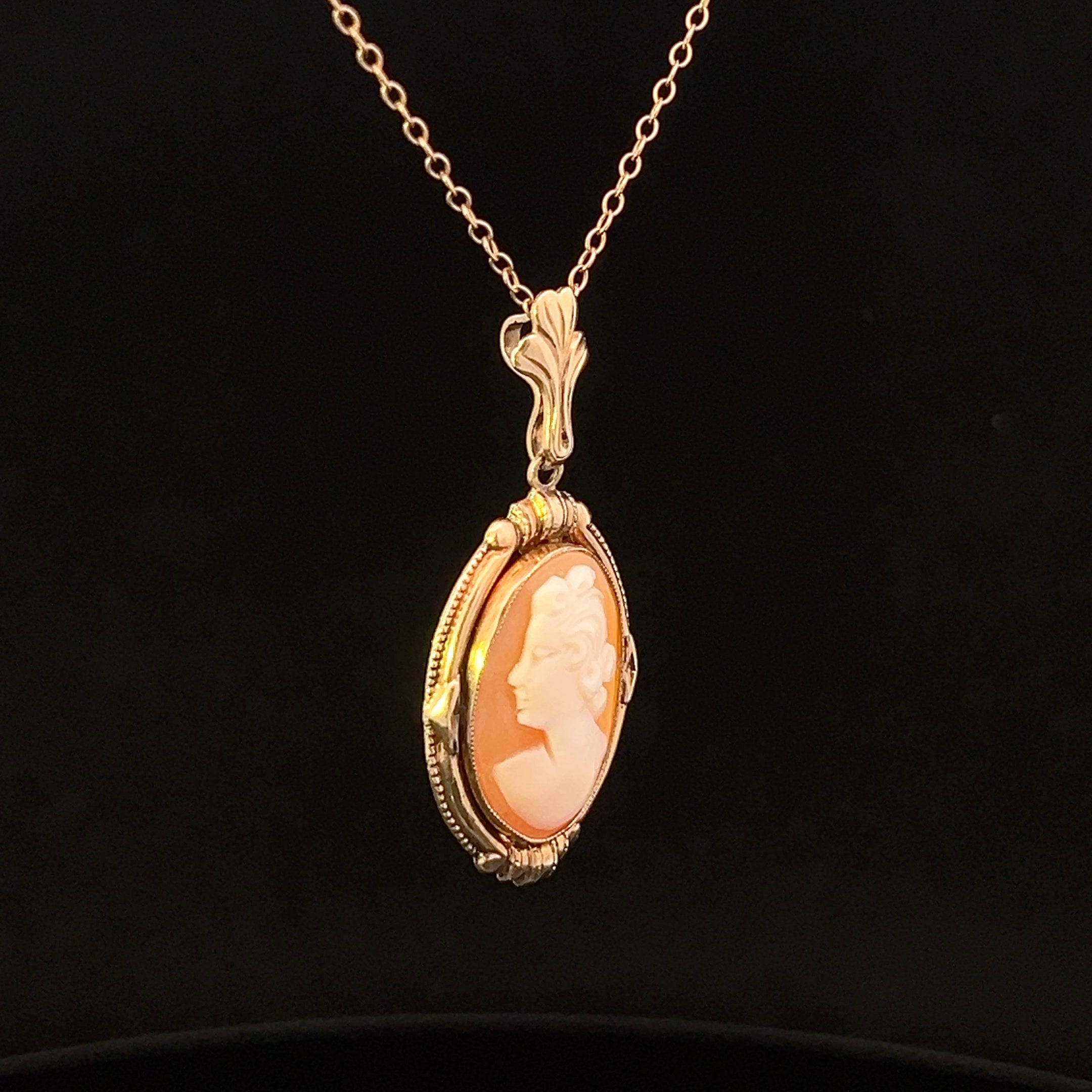 Hana 10KY Cameo Necklace