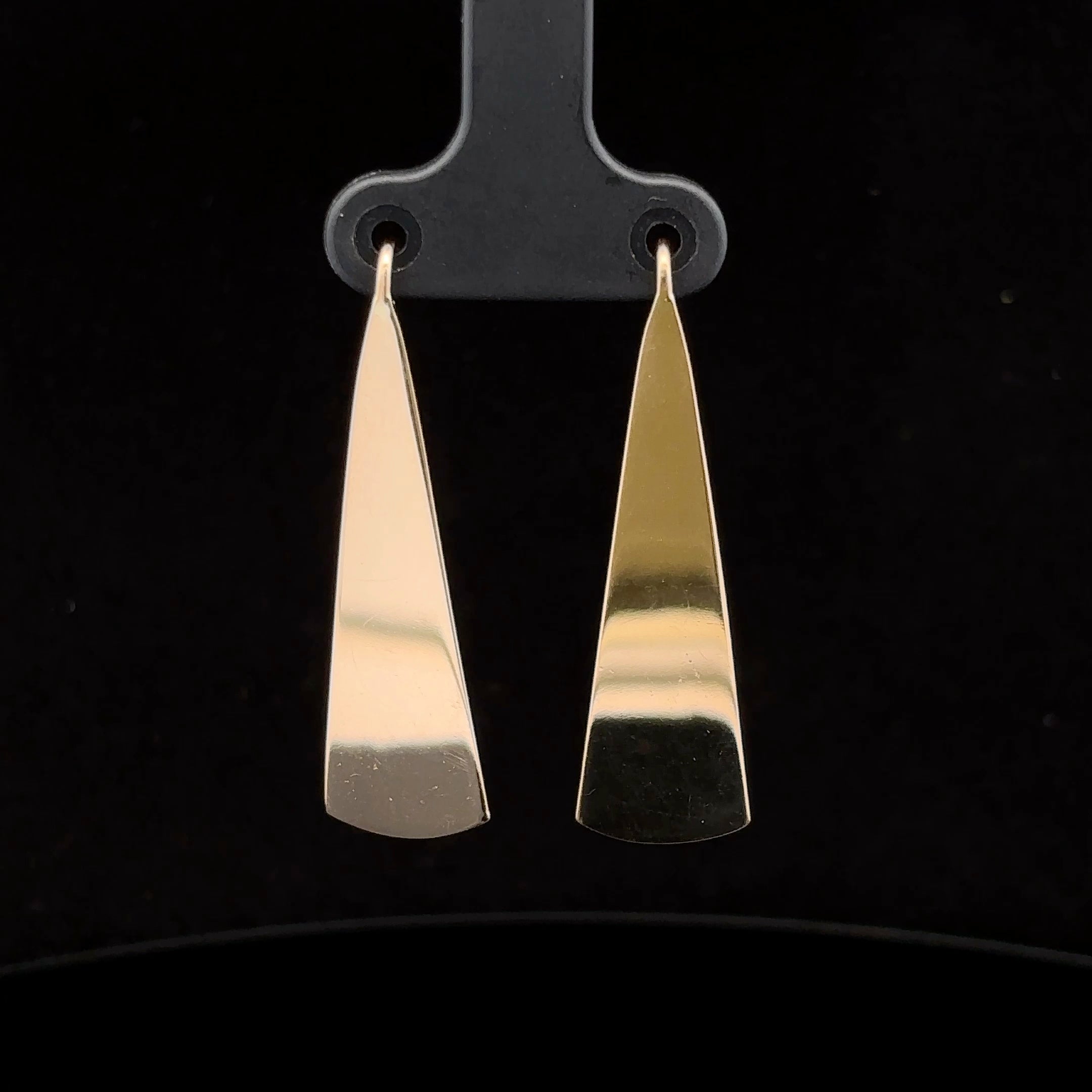 Yellow gold dangle earrings with triangle shape