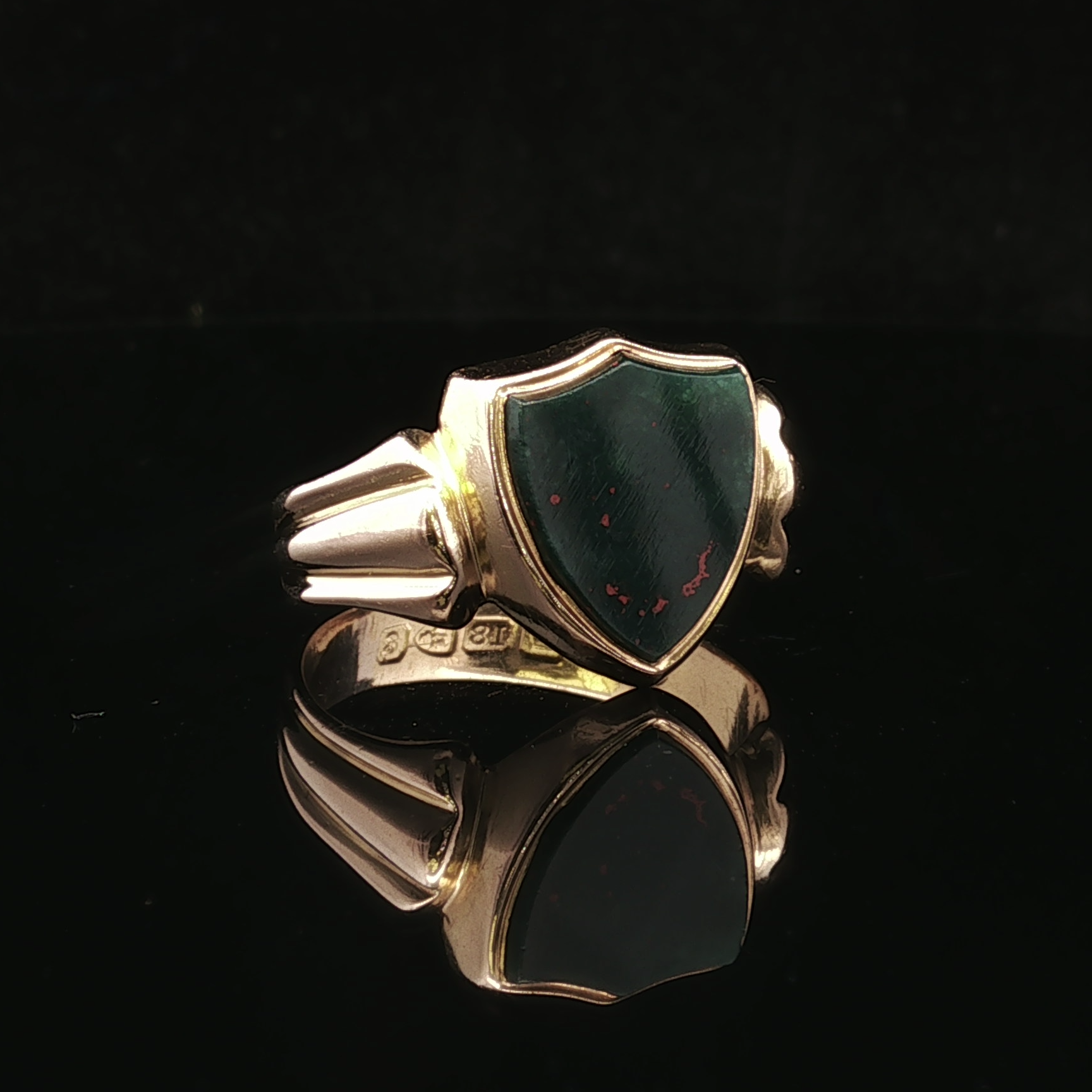 Valerio Bloodstone Bezel Ring – 18K Yellow Gold