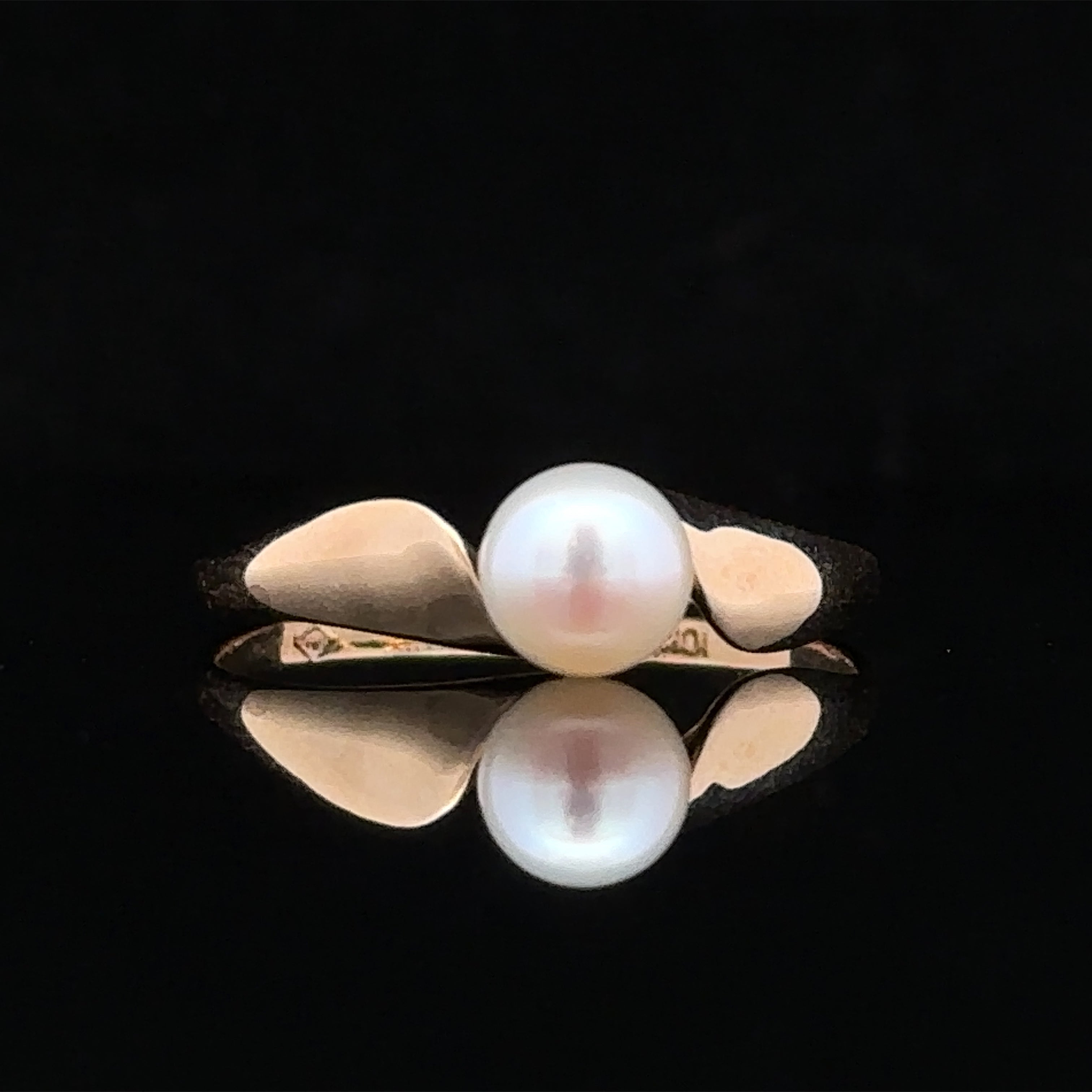 Noemi Contemporary Pearl Ring