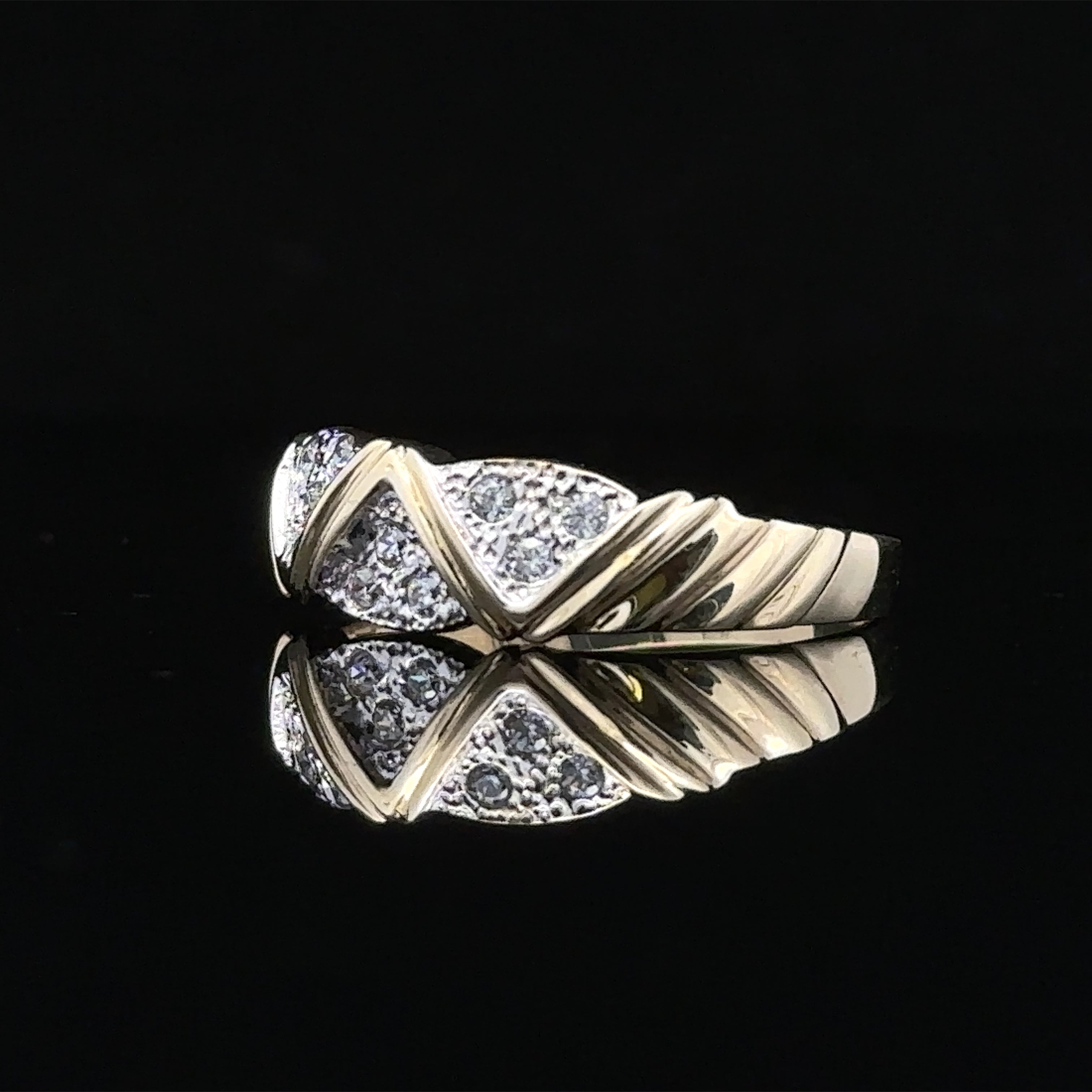 Contemporary Morgan ring in 14K yellow gold with diamonds