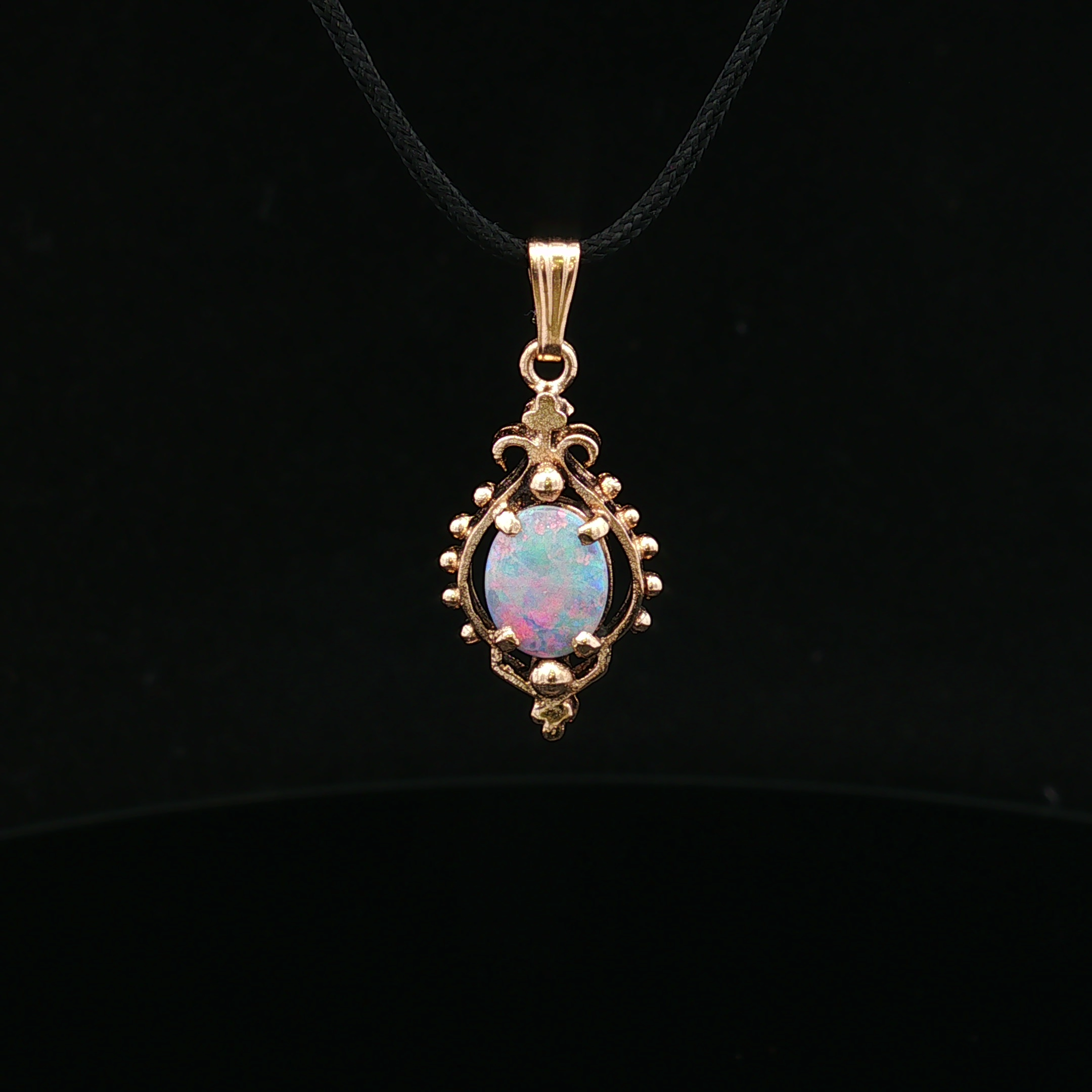 Dahliarose 14K Yellow Gold Oval Opal Pendant