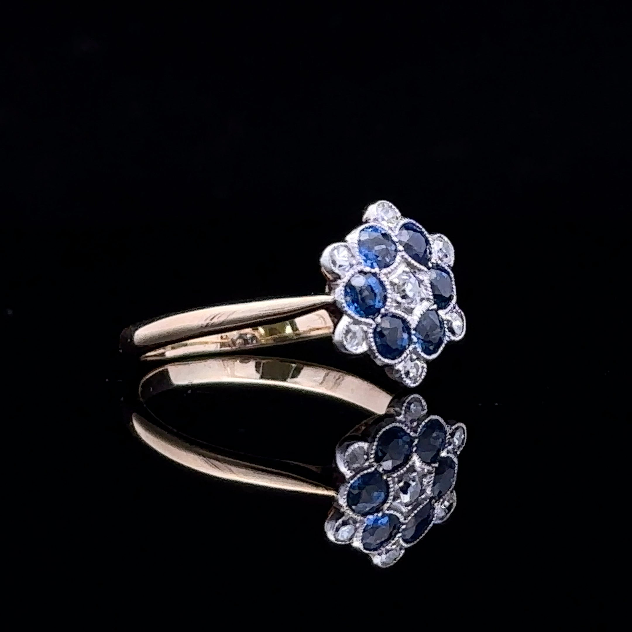 Elegant ring with blue sapphire and round diamonds
