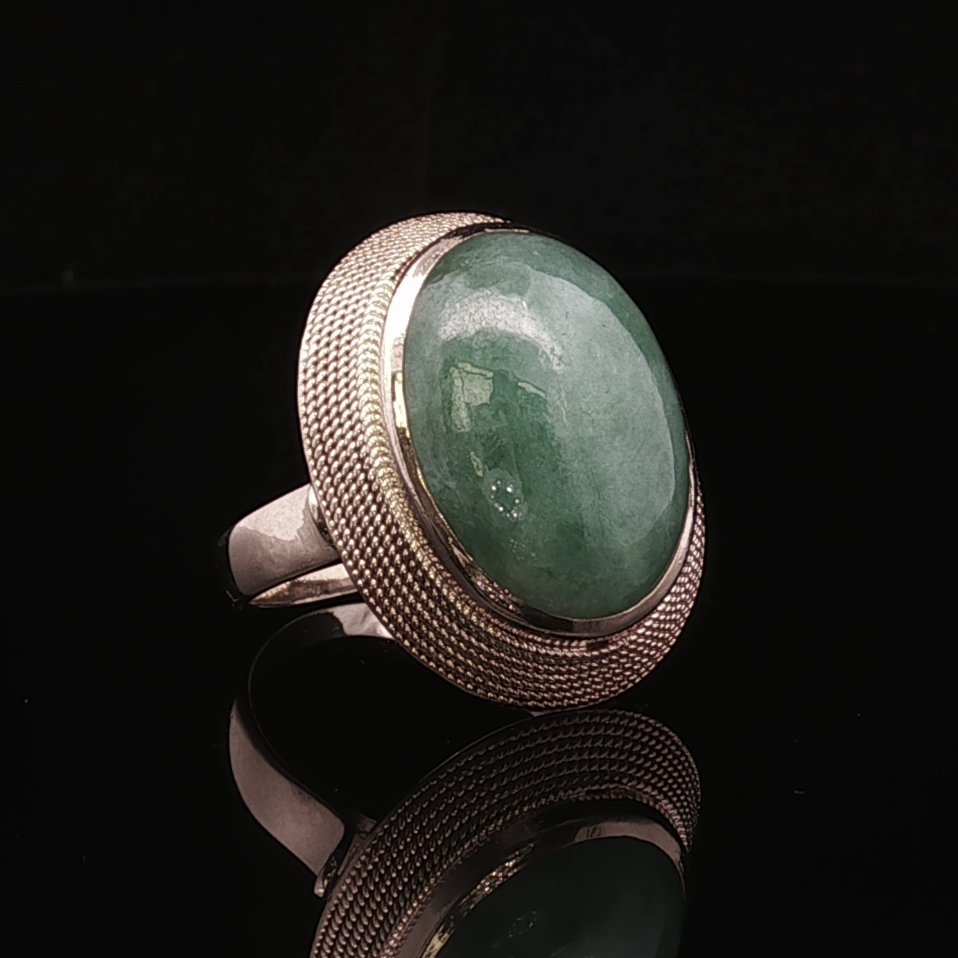 18K Yellow Gold Oval Jade Rope Bezel Ring