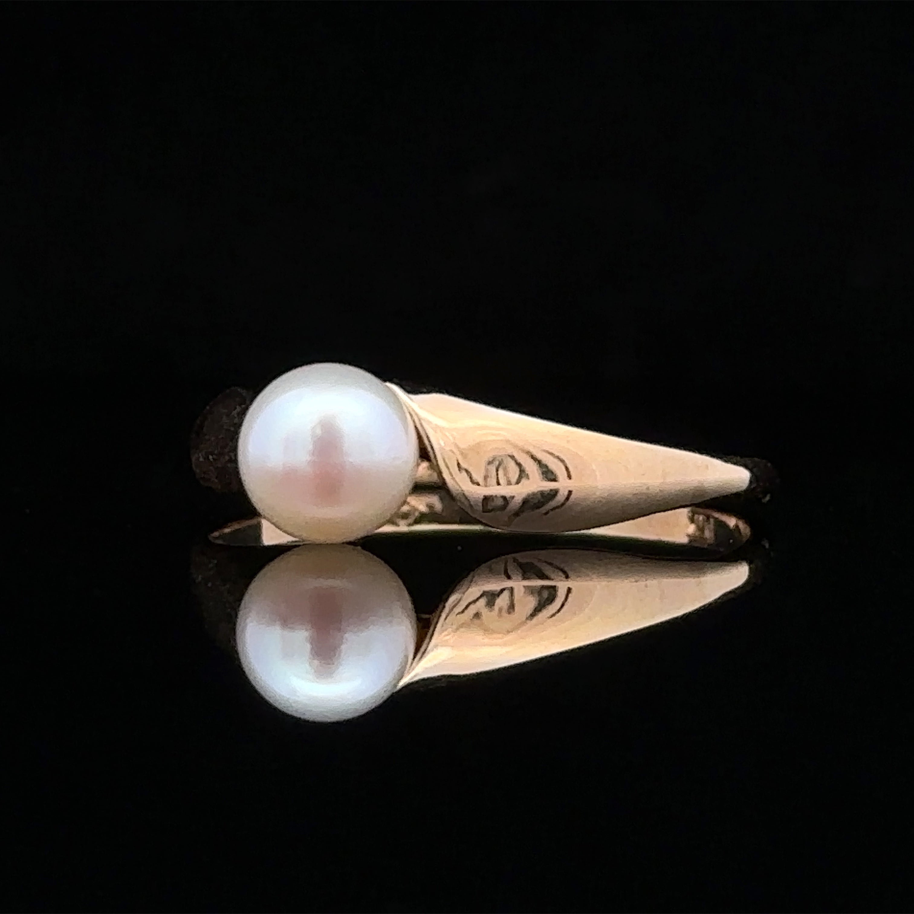 Noemi Contemporary Pearl Ring