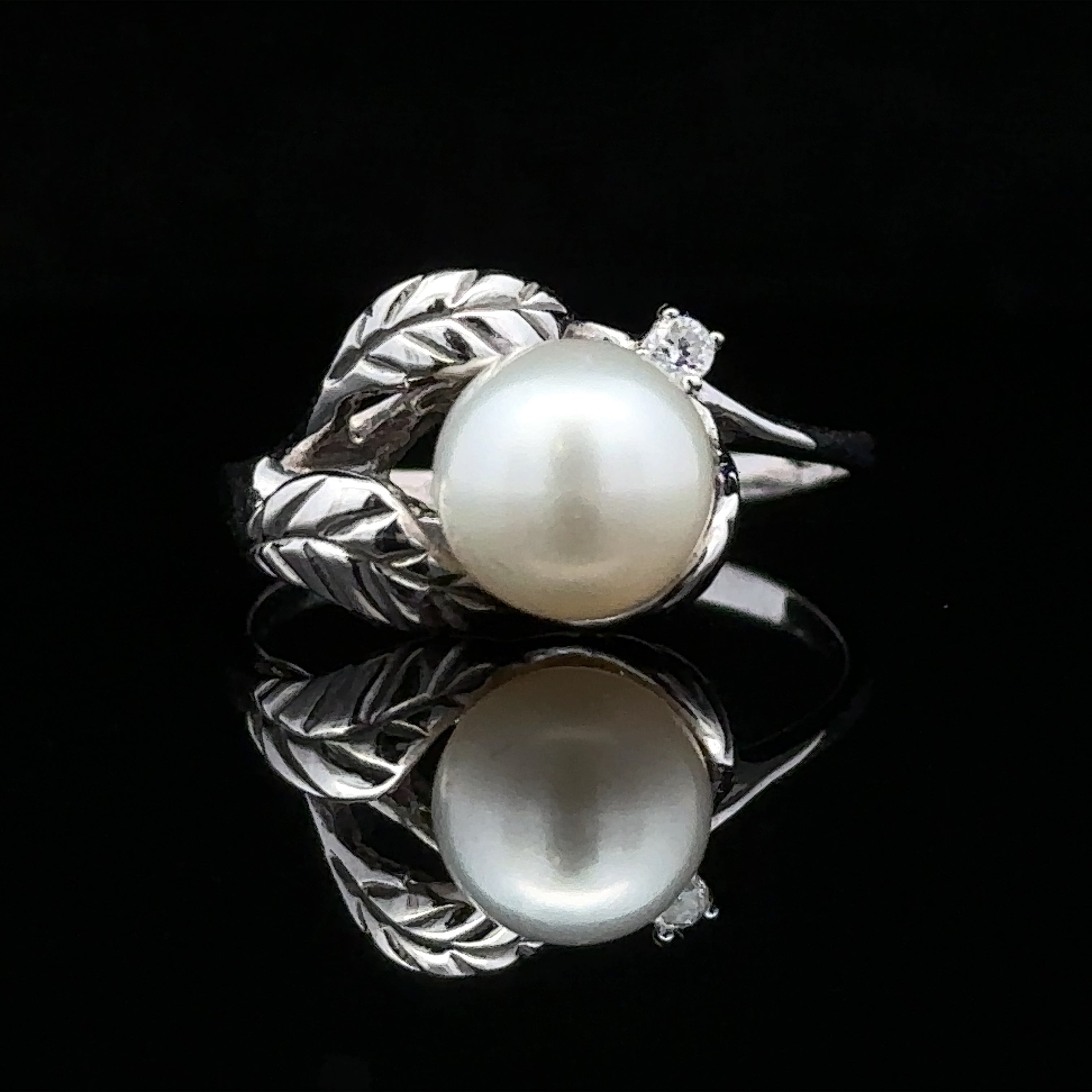 White gold ring with pearl and diamond
