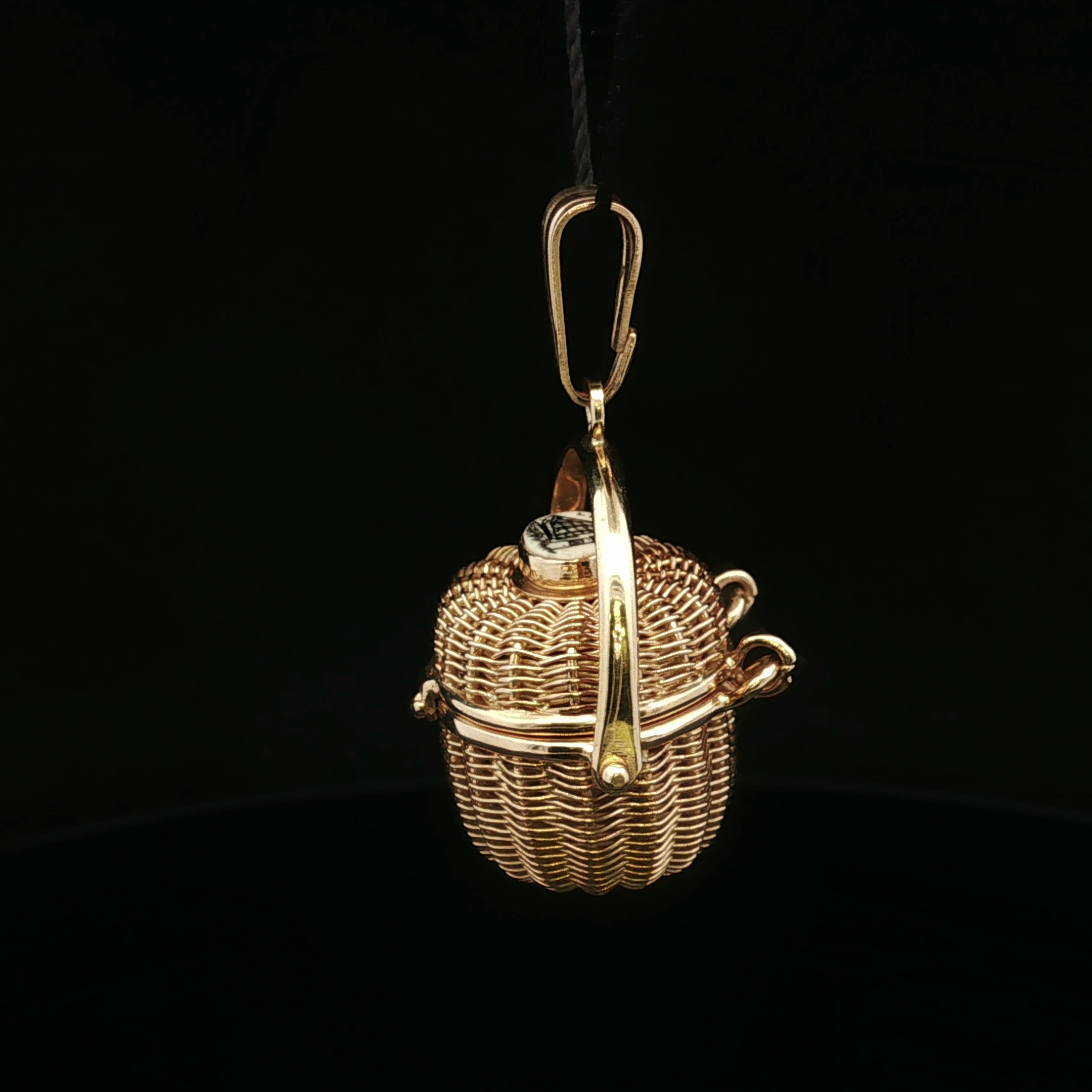 Kynlee 14K Yellow Gold Basket by American Scrimshaw Pendant