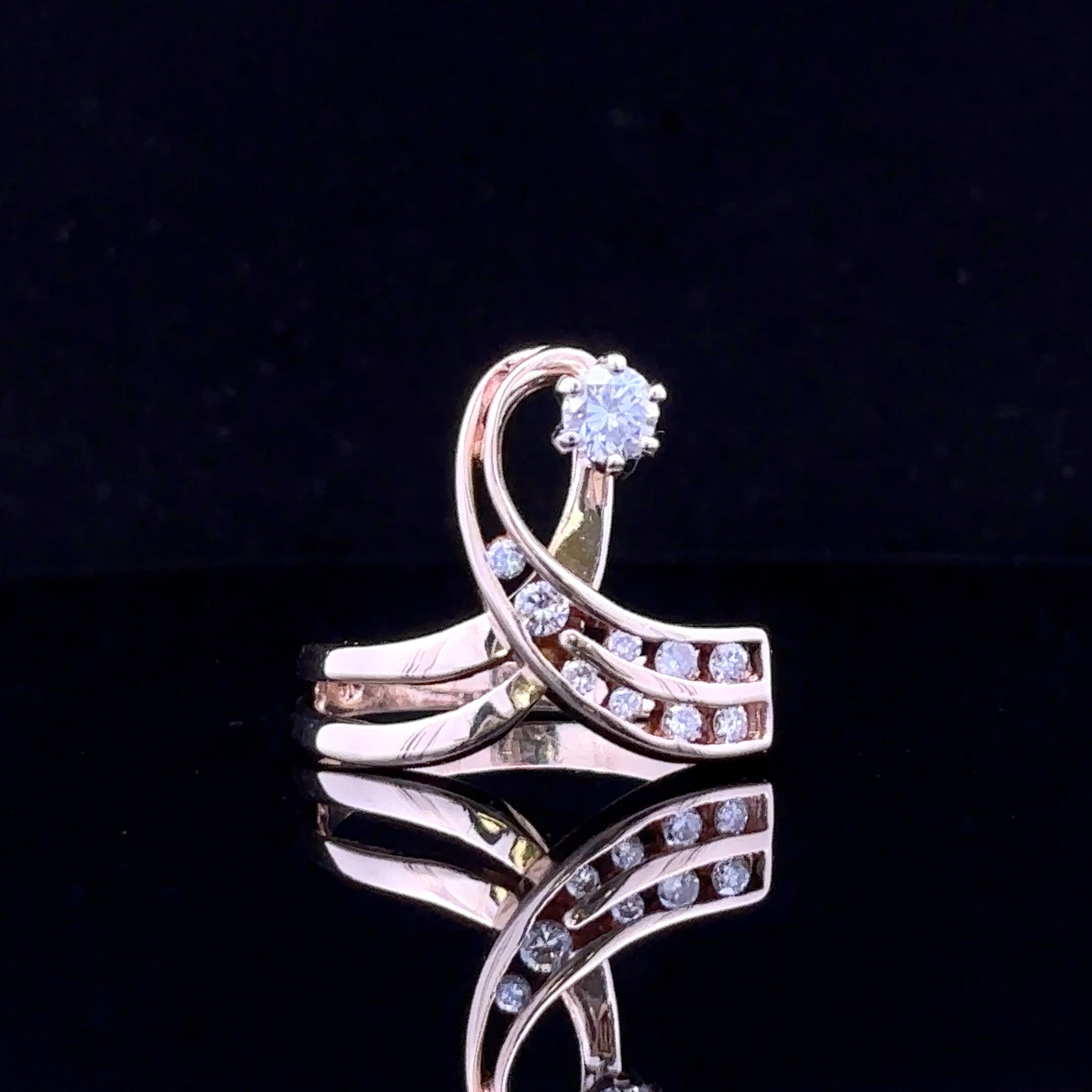 Yellow gold fashion ring with diamonds