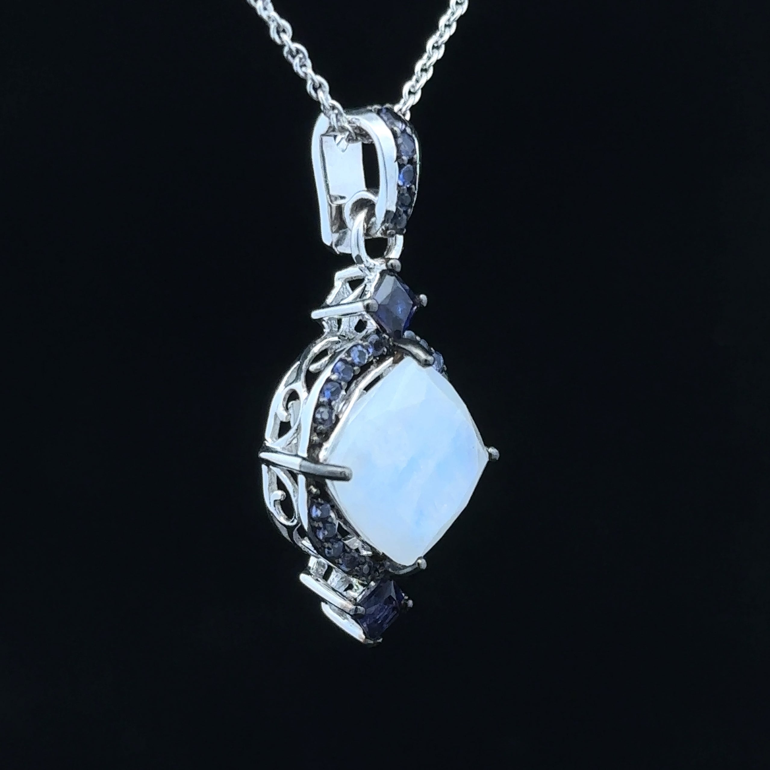 Coraline free form necklace with cushion-cut moonstone
