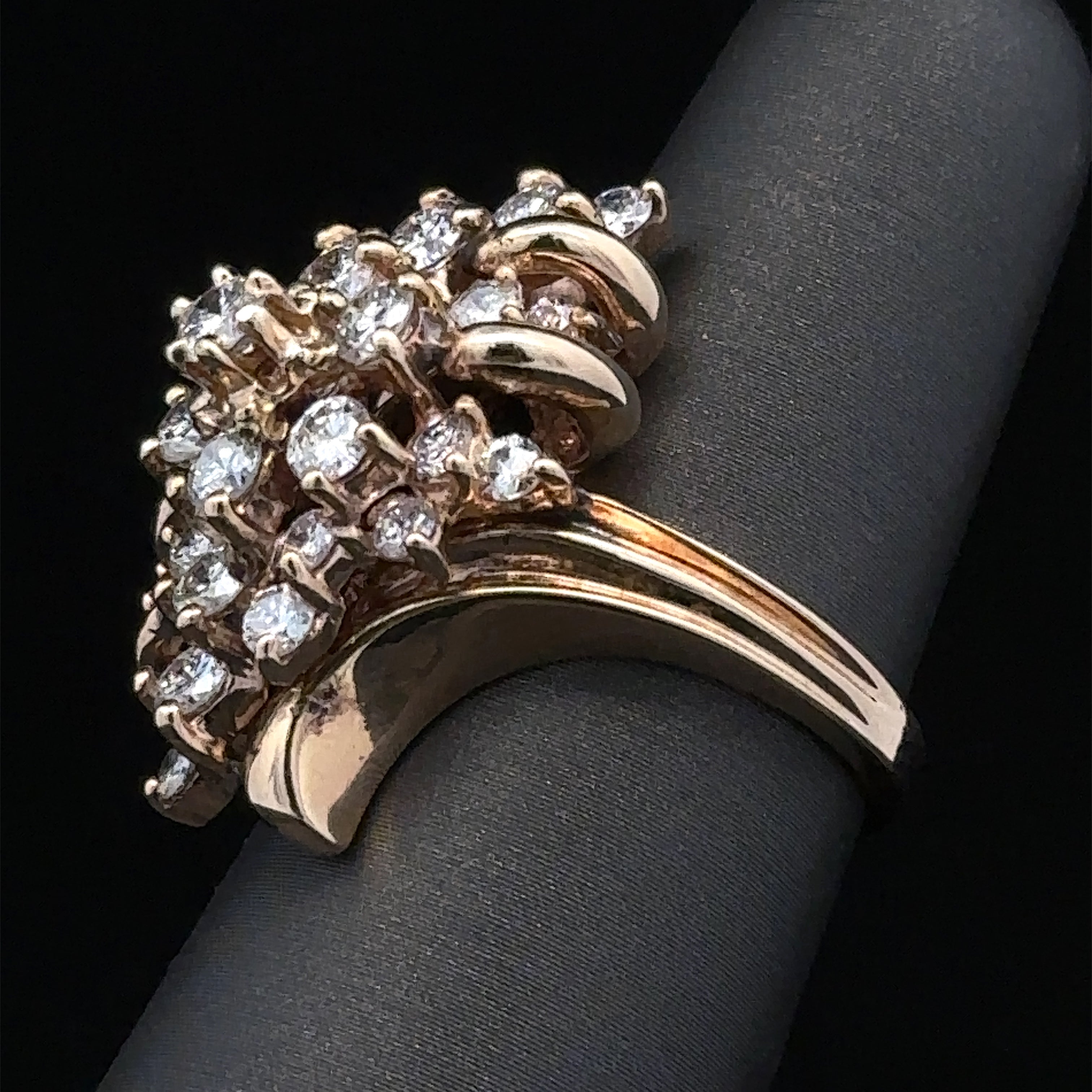 Vintage-inspired yellow gold ring with 27 round diamonds