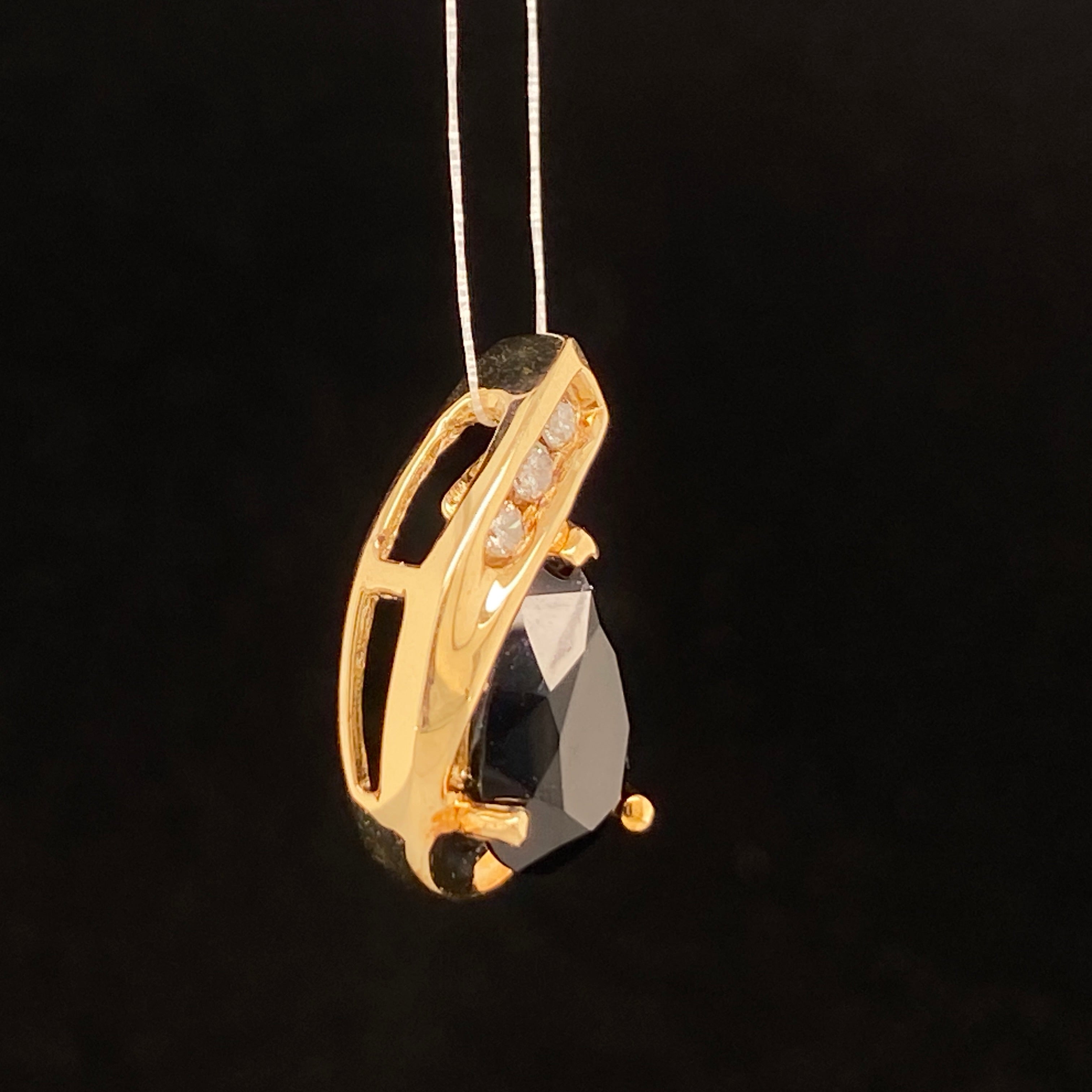 10K yellow gold pendant with pear-shaped black onyx and diamonds