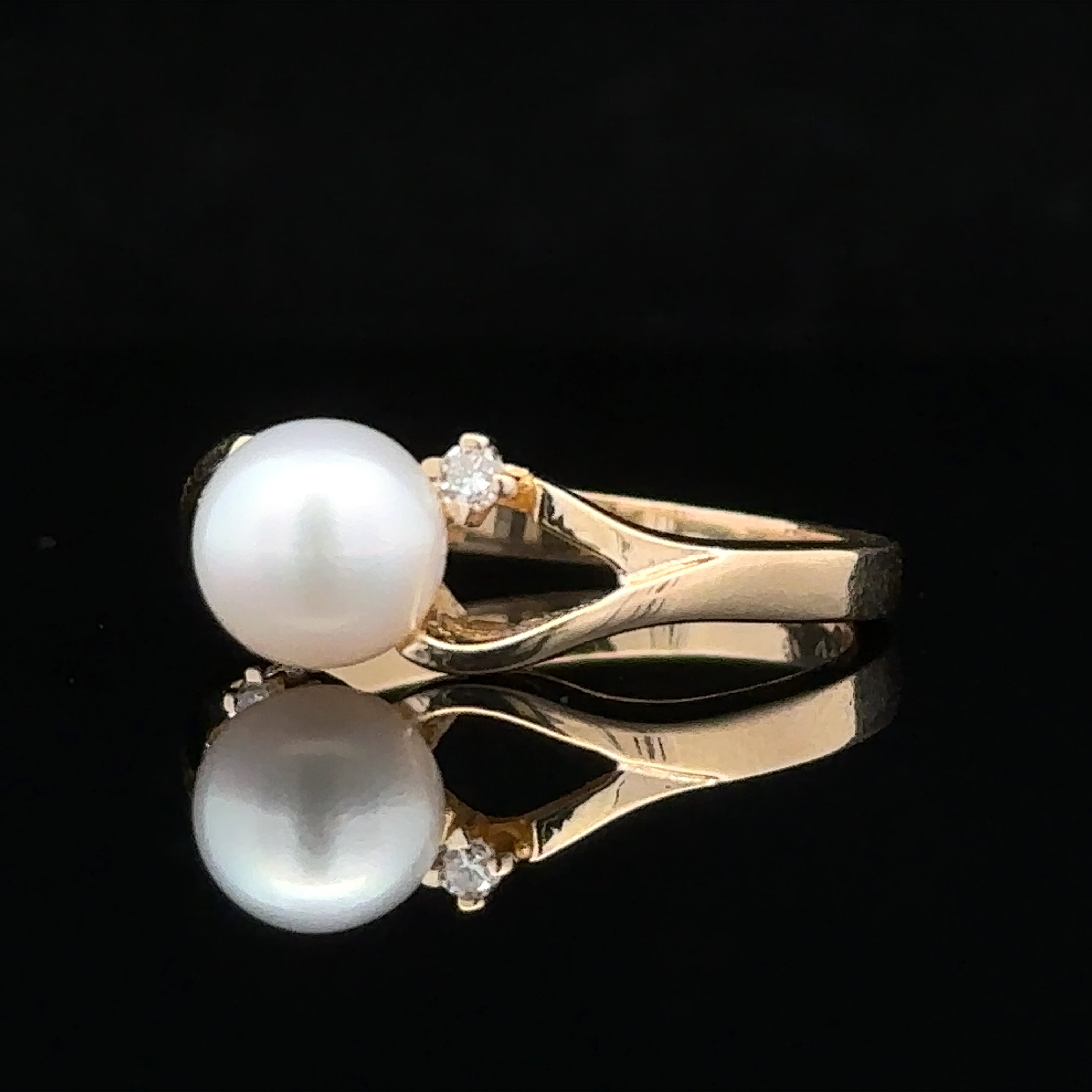 ring with Pearl and diamond accents