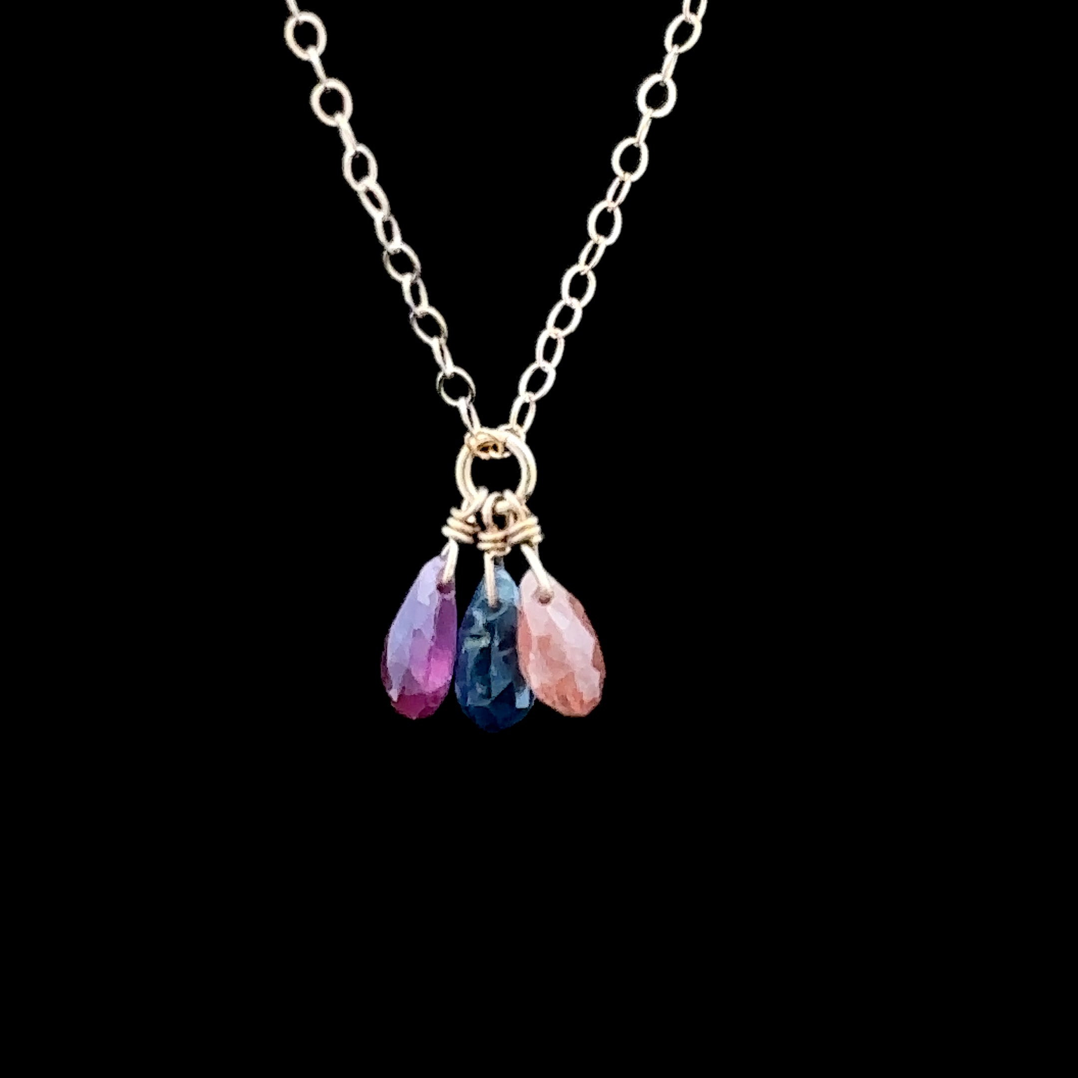 Ingrid yellow gold necklace with multi-sapphire pendant
