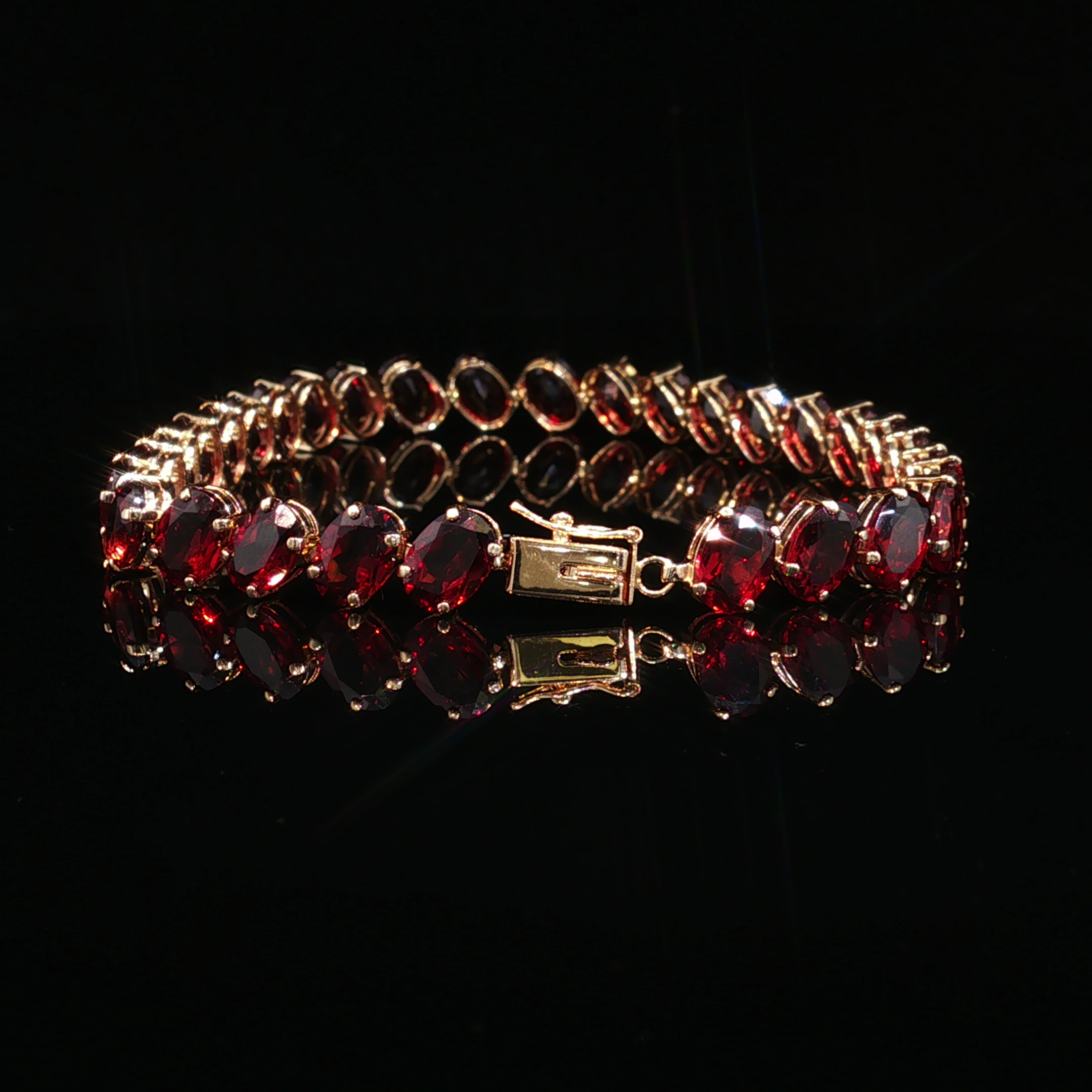 Philipa 14k Yellow Gold Oval Garnet Bracelet 27.9ctw